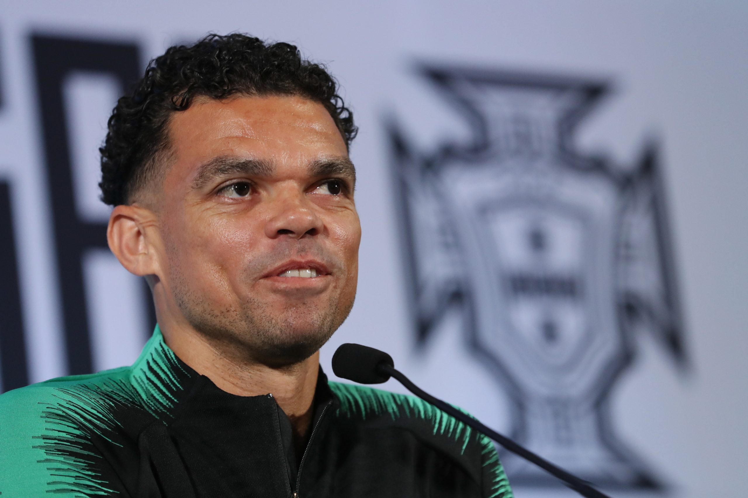 Pepe ultrapassa Fernando Couto e é o defesa luso mais internacional