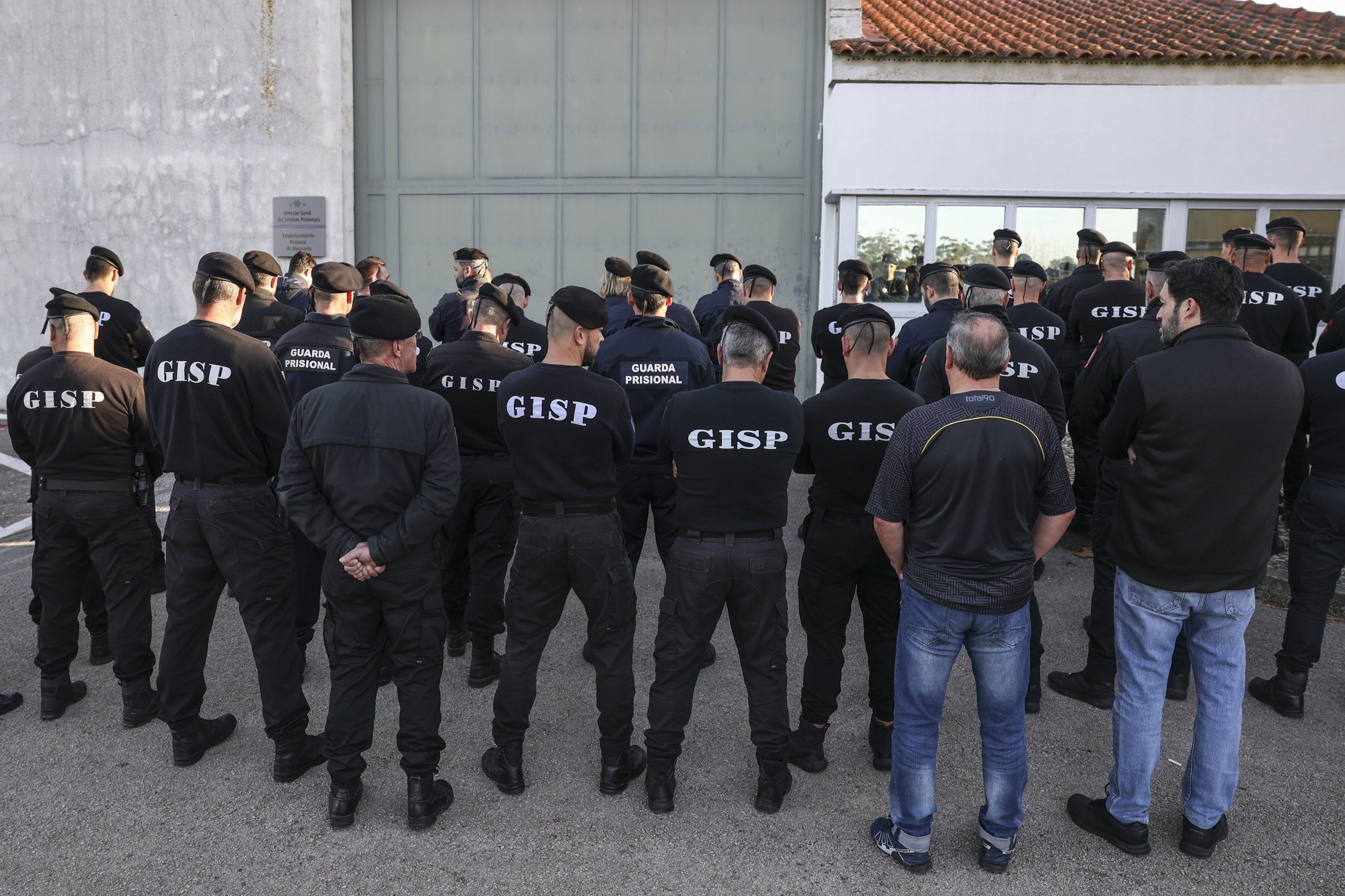 Guardas e chefias prisionais concertam ações contra degradação das prisões