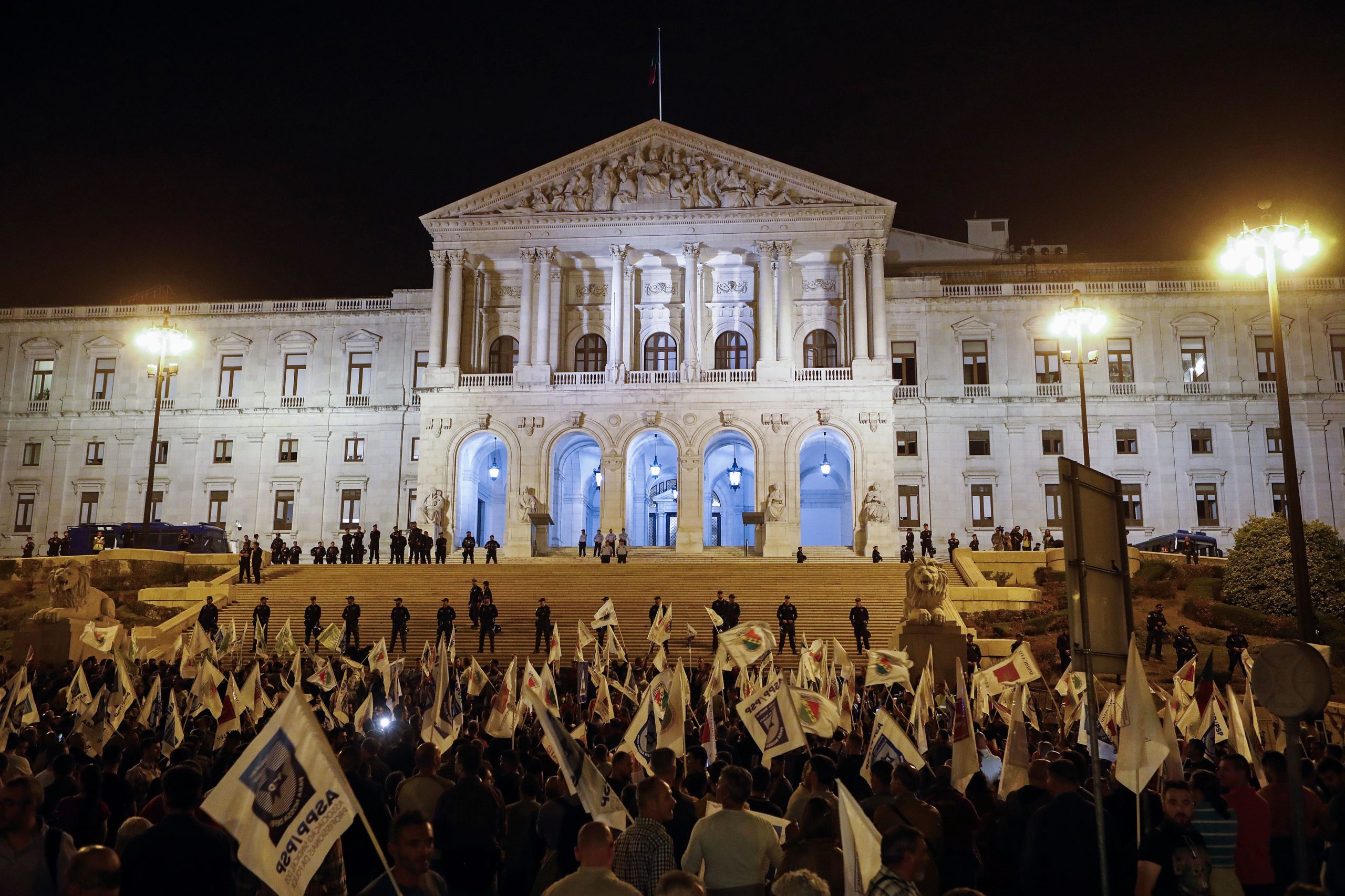 Polícias em protesto derrubam grades em frente à Assembleia da República