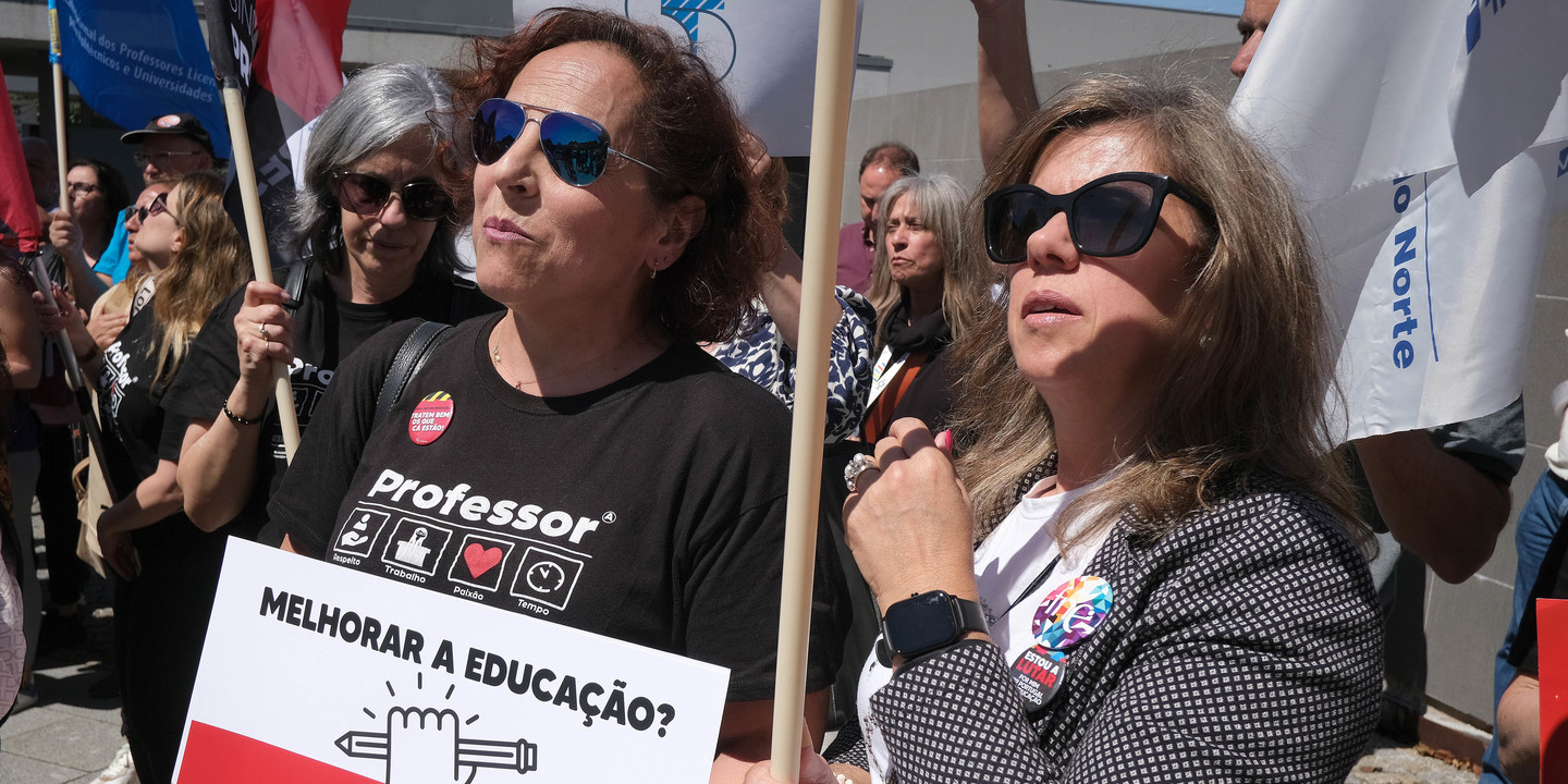 Ministro da Educação recebido por protesto de professores em Famalicão