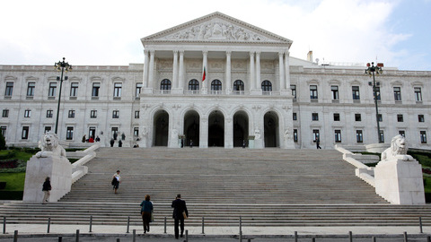 17 madeirenses a seis lugares no parlamento nacional