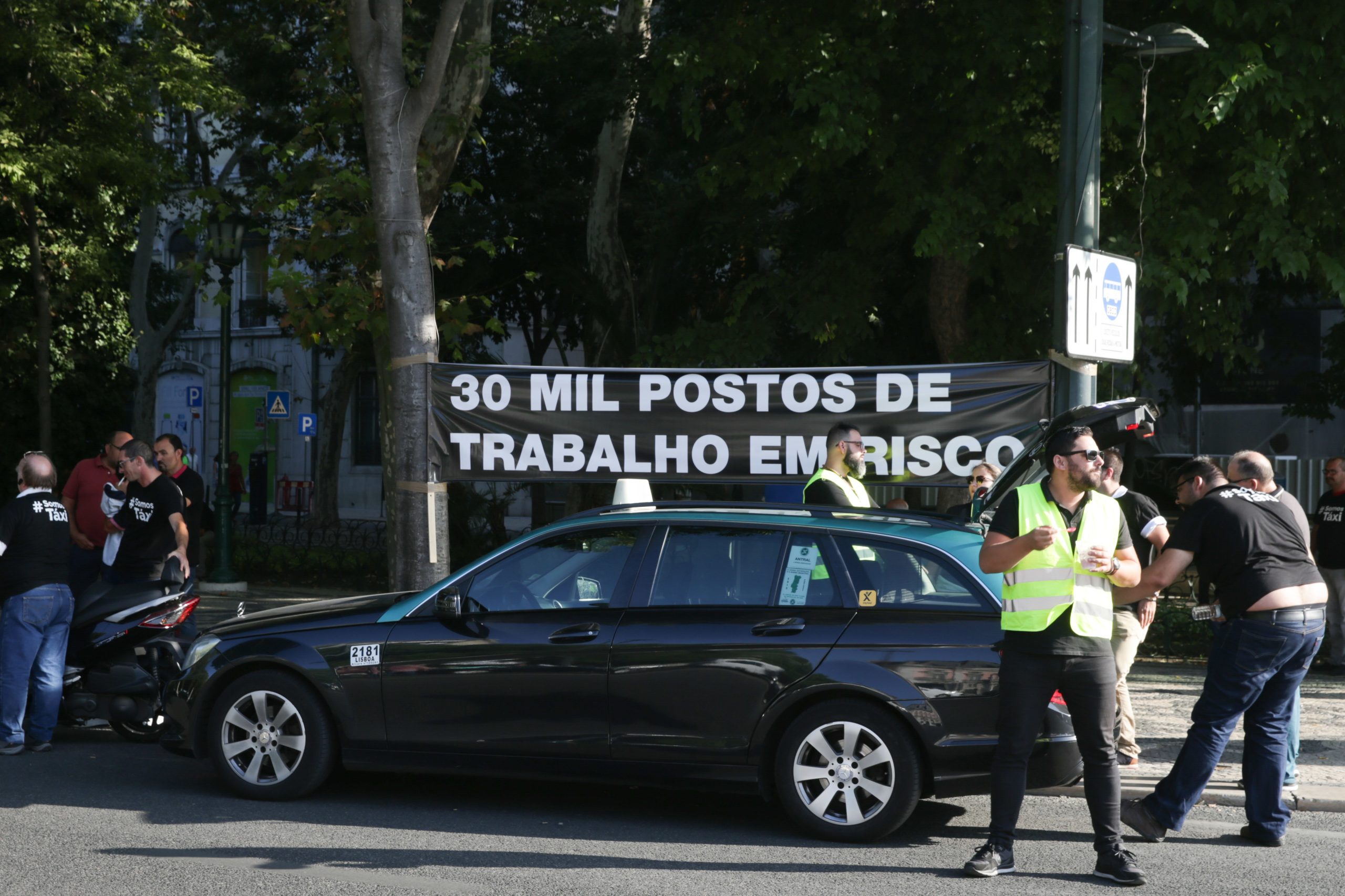 Ao quinto dia, taxistas prometem manter protesto até à suspensão da lei