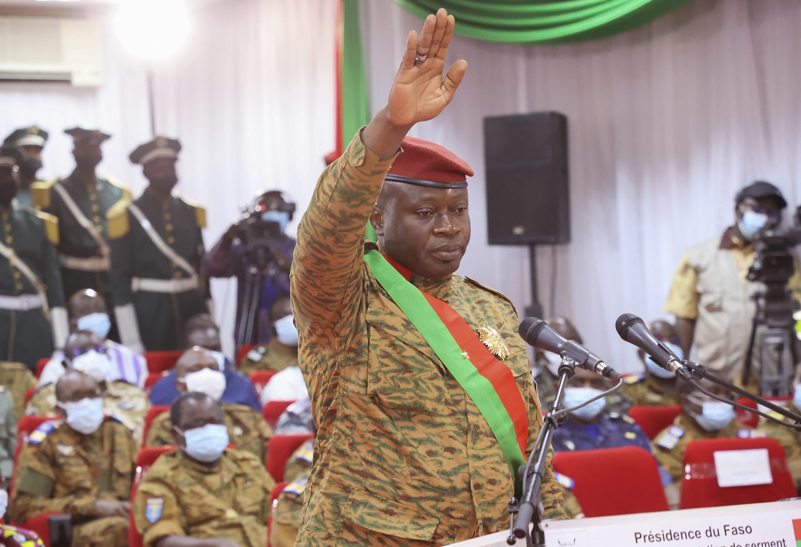 Líder da junta deposto no Burkina Faso abandona o país com destino ao Togo