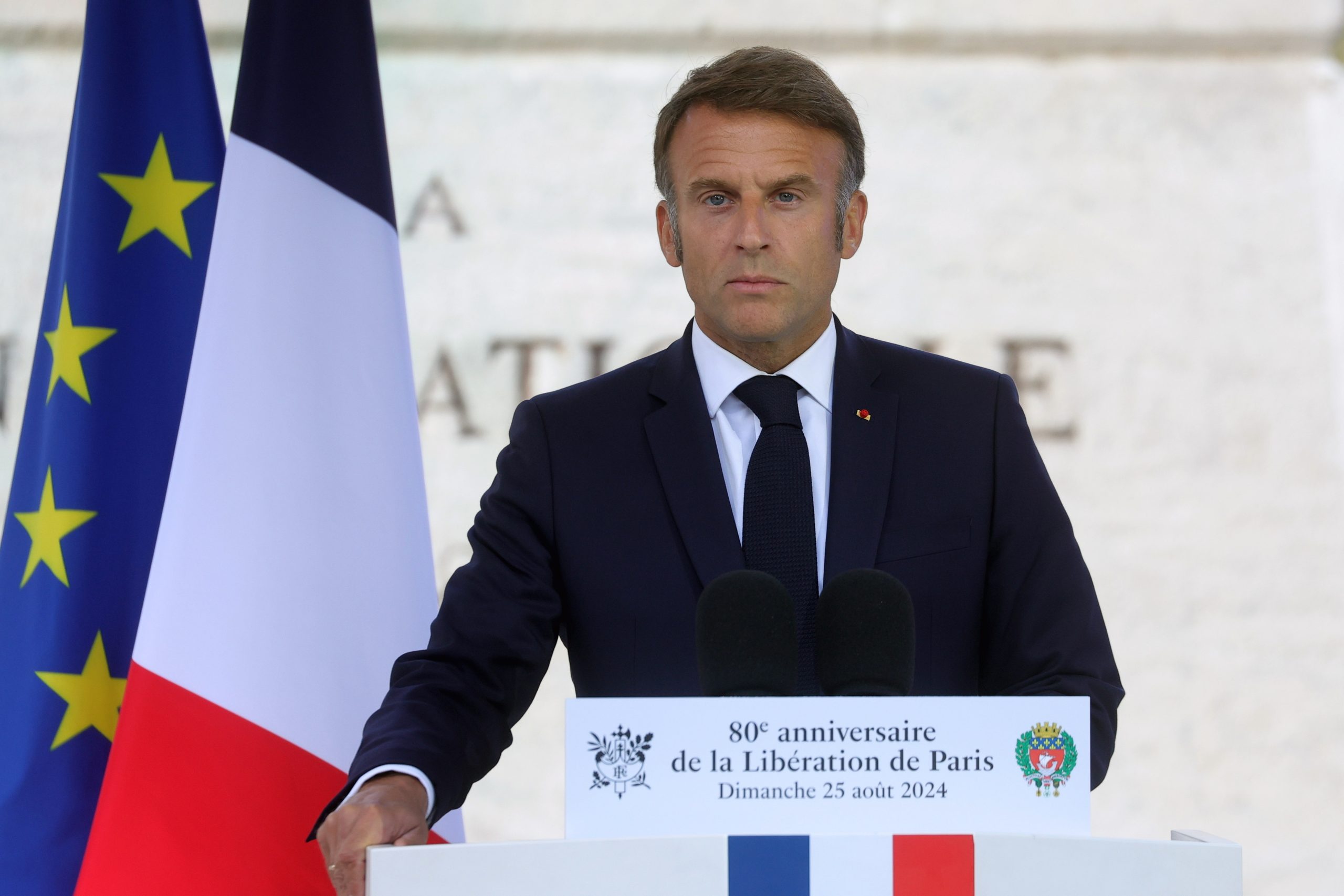 Macron volta às reuniões difíceis para nomear governo em França