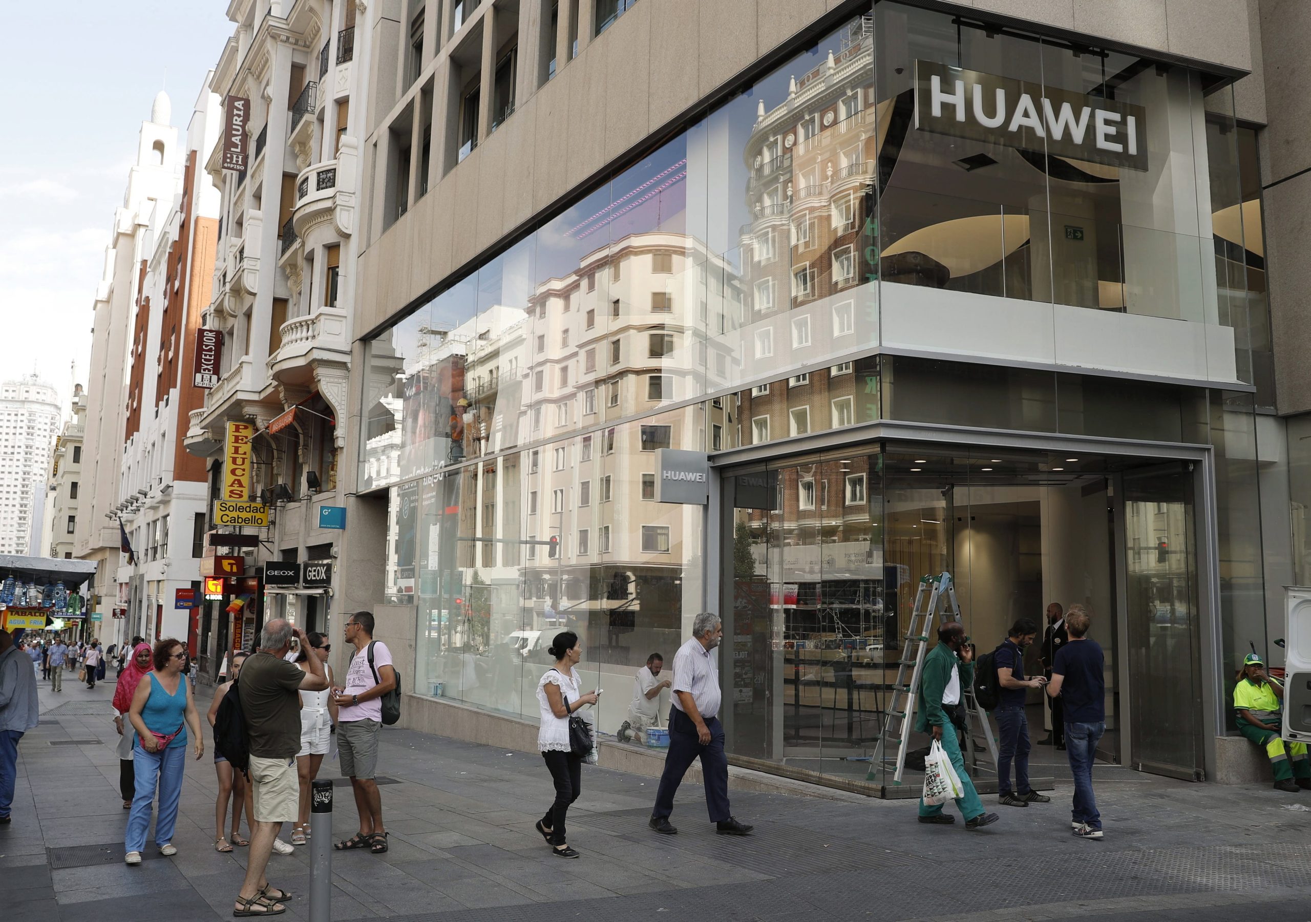 NOS lança primeiro ‘smartphone’ de quinta geração em Portugal e é da Huawei
