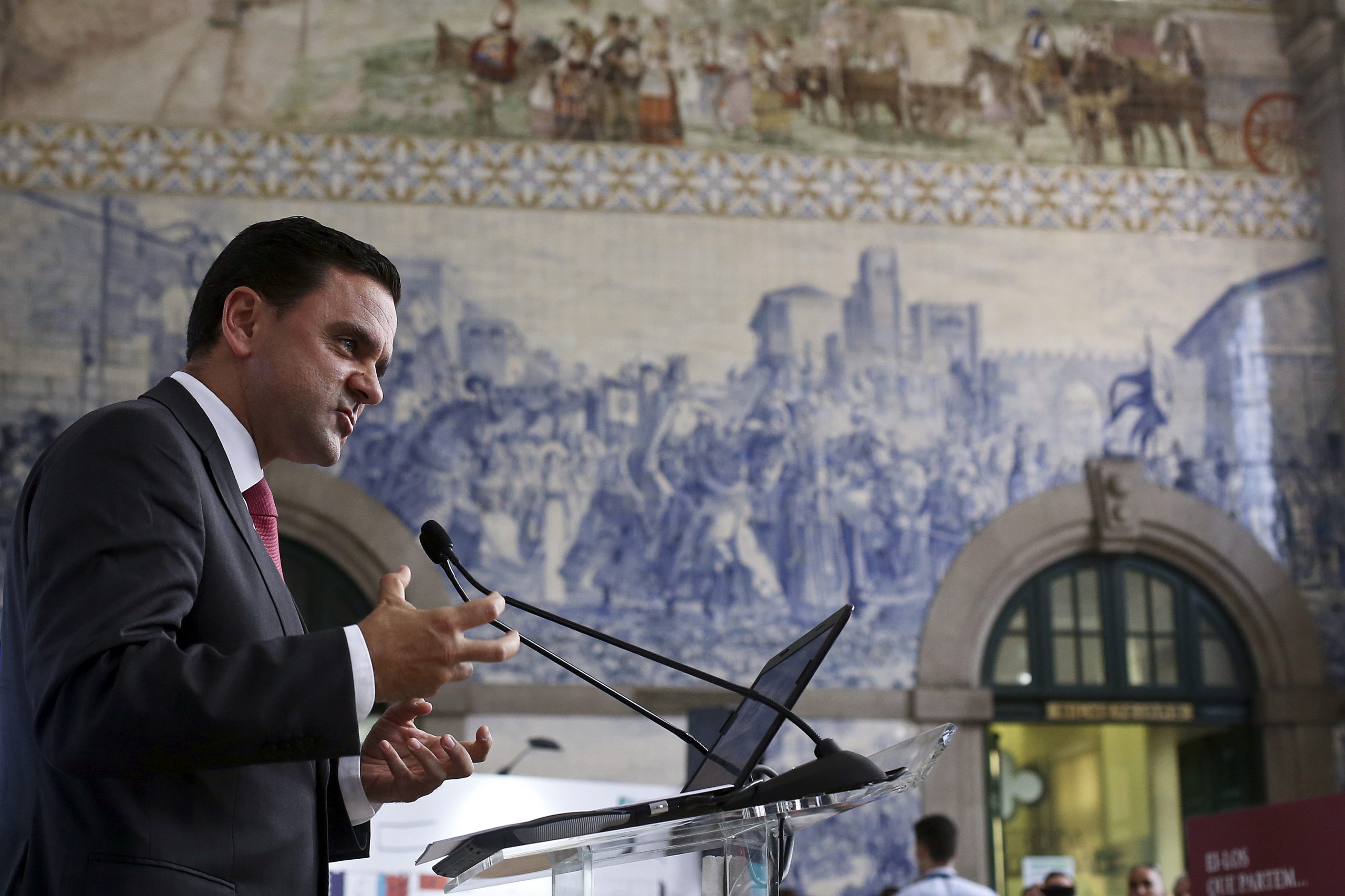 Ministro do planeamento espera adjudicar eletrificação do troço Nine-Viana este mês