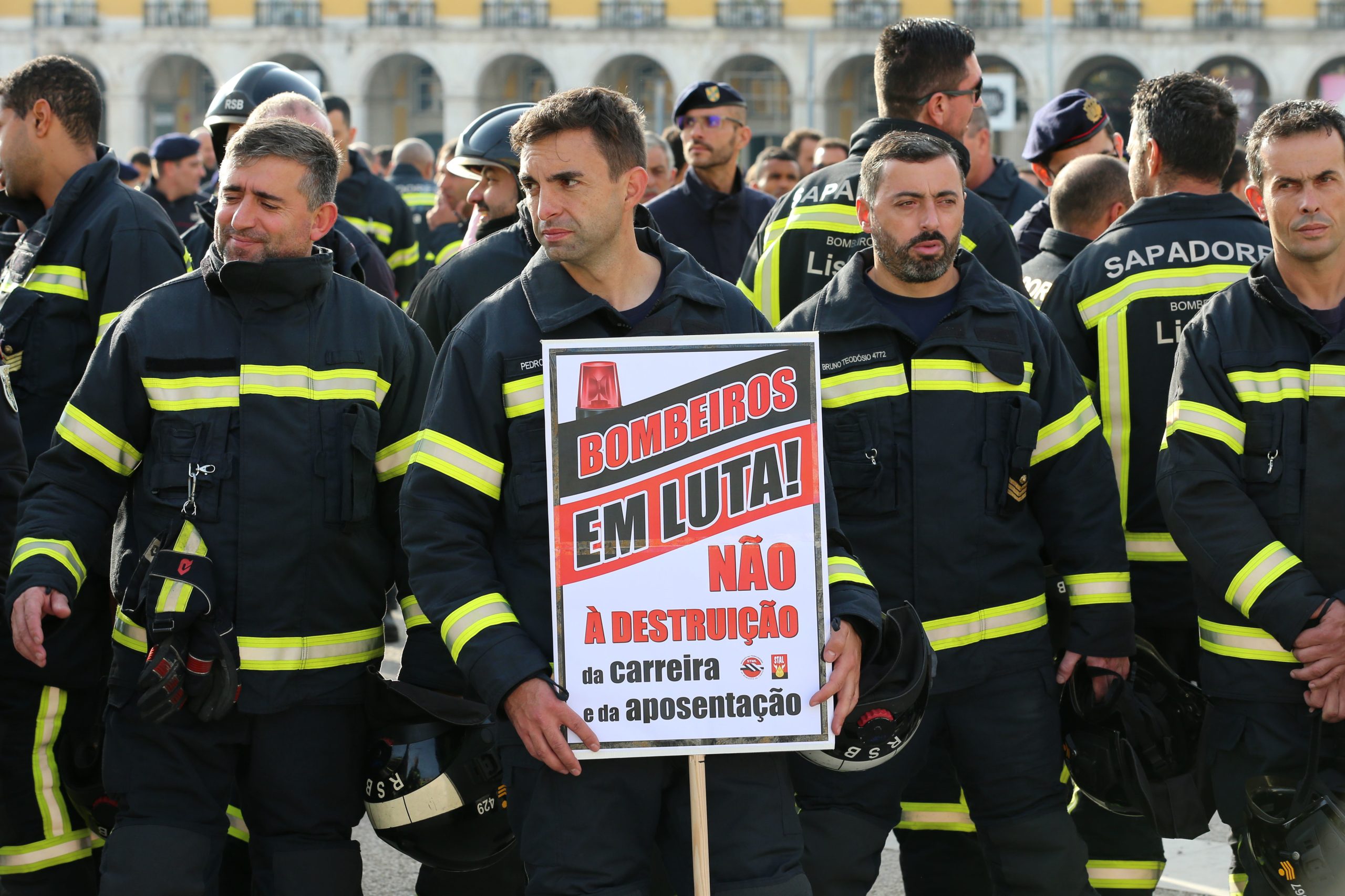 Bombeiros profissionais marcam greve de duas semanas