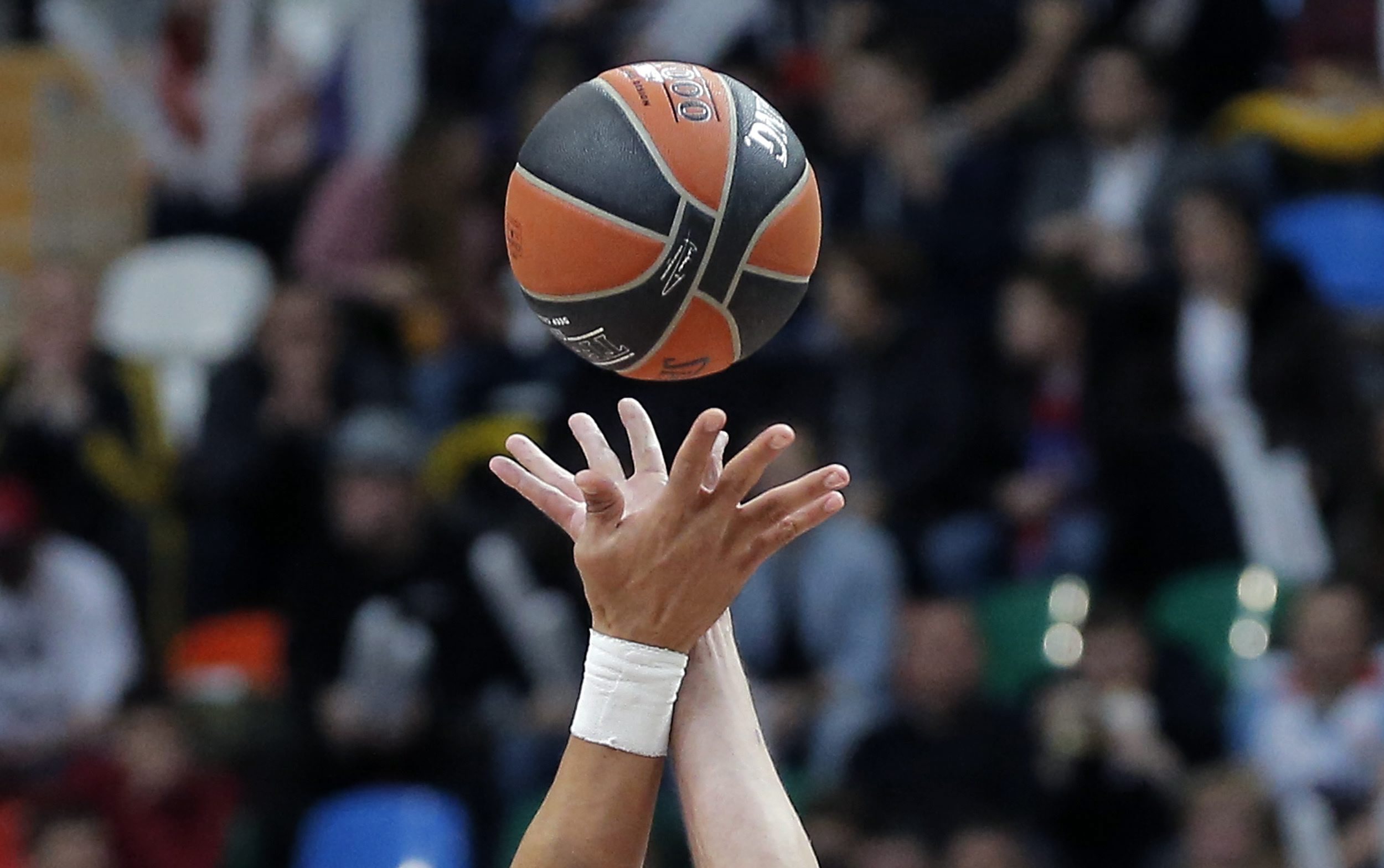 Benfica derrota FC Porto e segue invicto na Liga de basquetebol