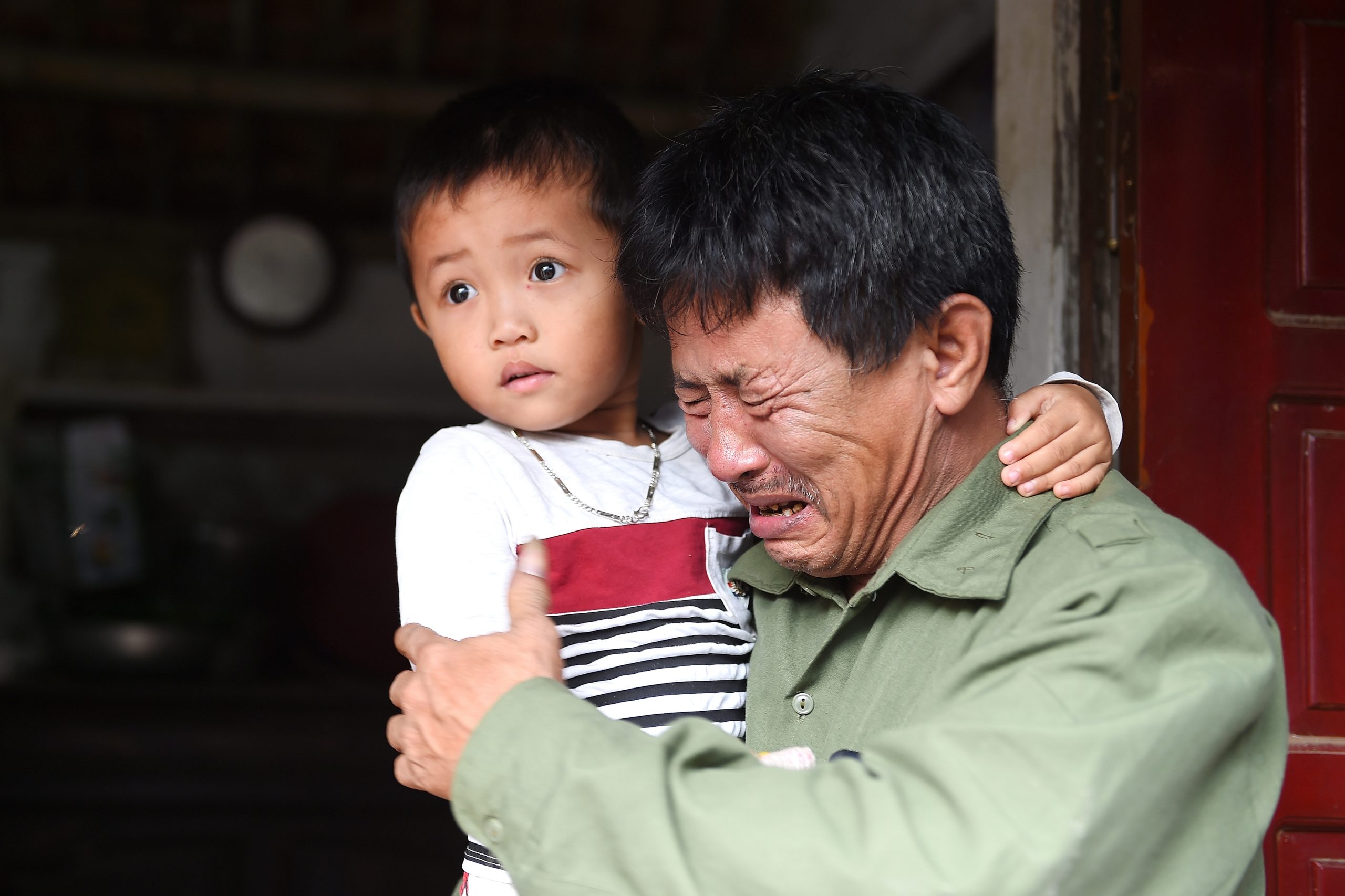 Vietname recebe os primeiros corpos de migrantes encontrados mortos em camião no Reino Unido