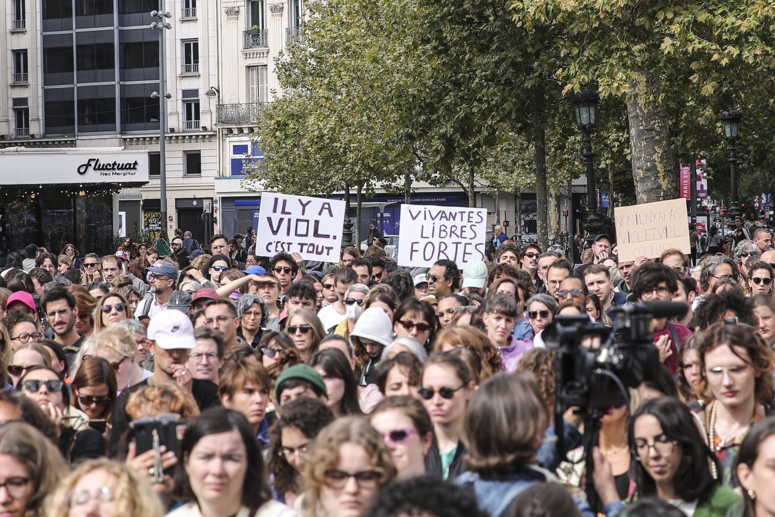 Caso Pelicot: milhares de pessoas manifestam-se em Paris para apoiar mulher violada por dezenas de homens