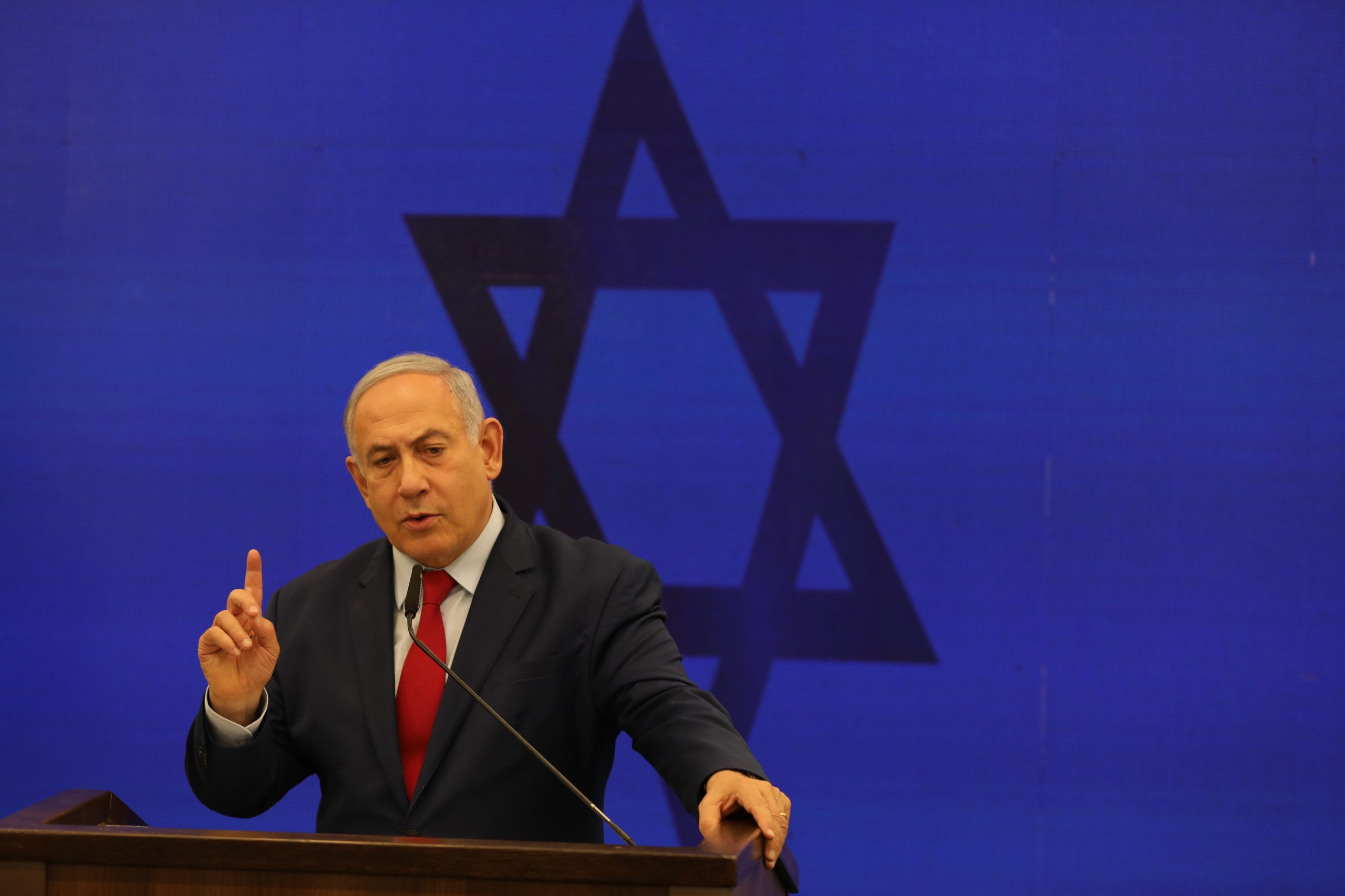 Israel. Netanyahu acusado de corrupção, fraude e abuso de confiança