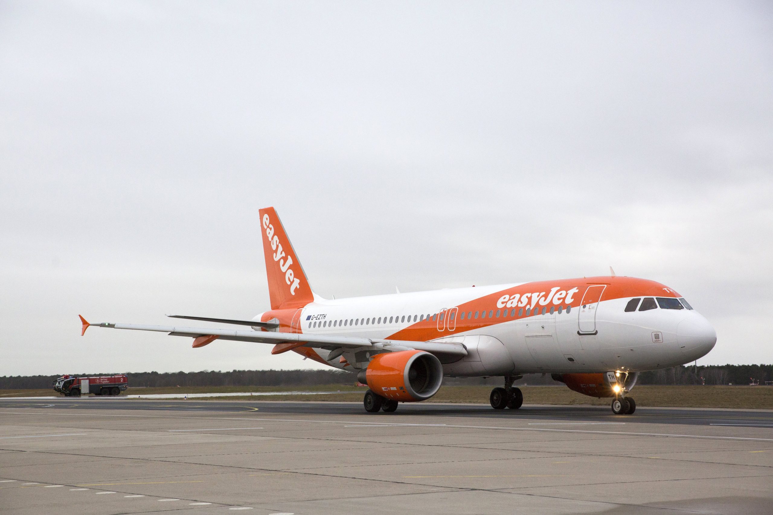 Covid-19: easyJet anuncia novos cancelamentos de voos