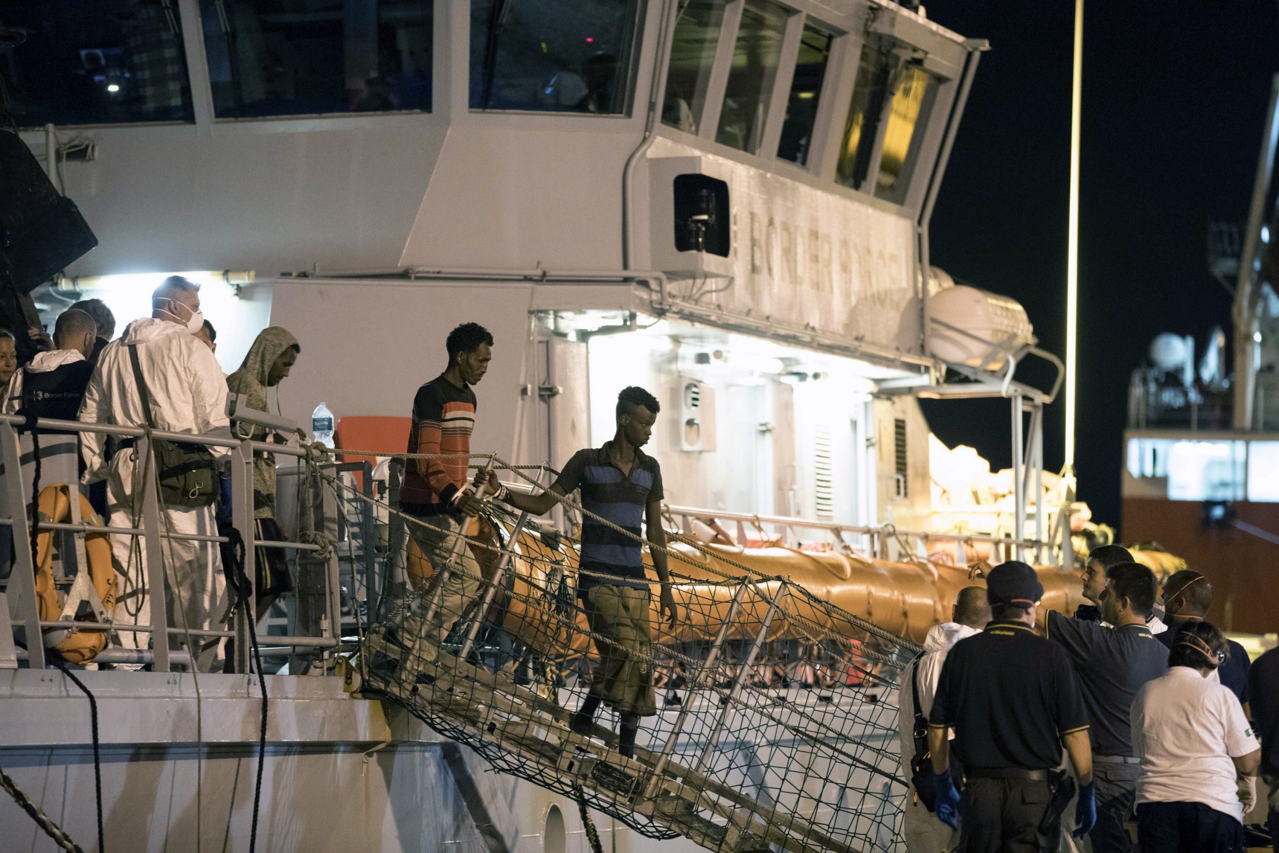 Frontex acusada de tolerar abusos sobre migrantes e violar direitos