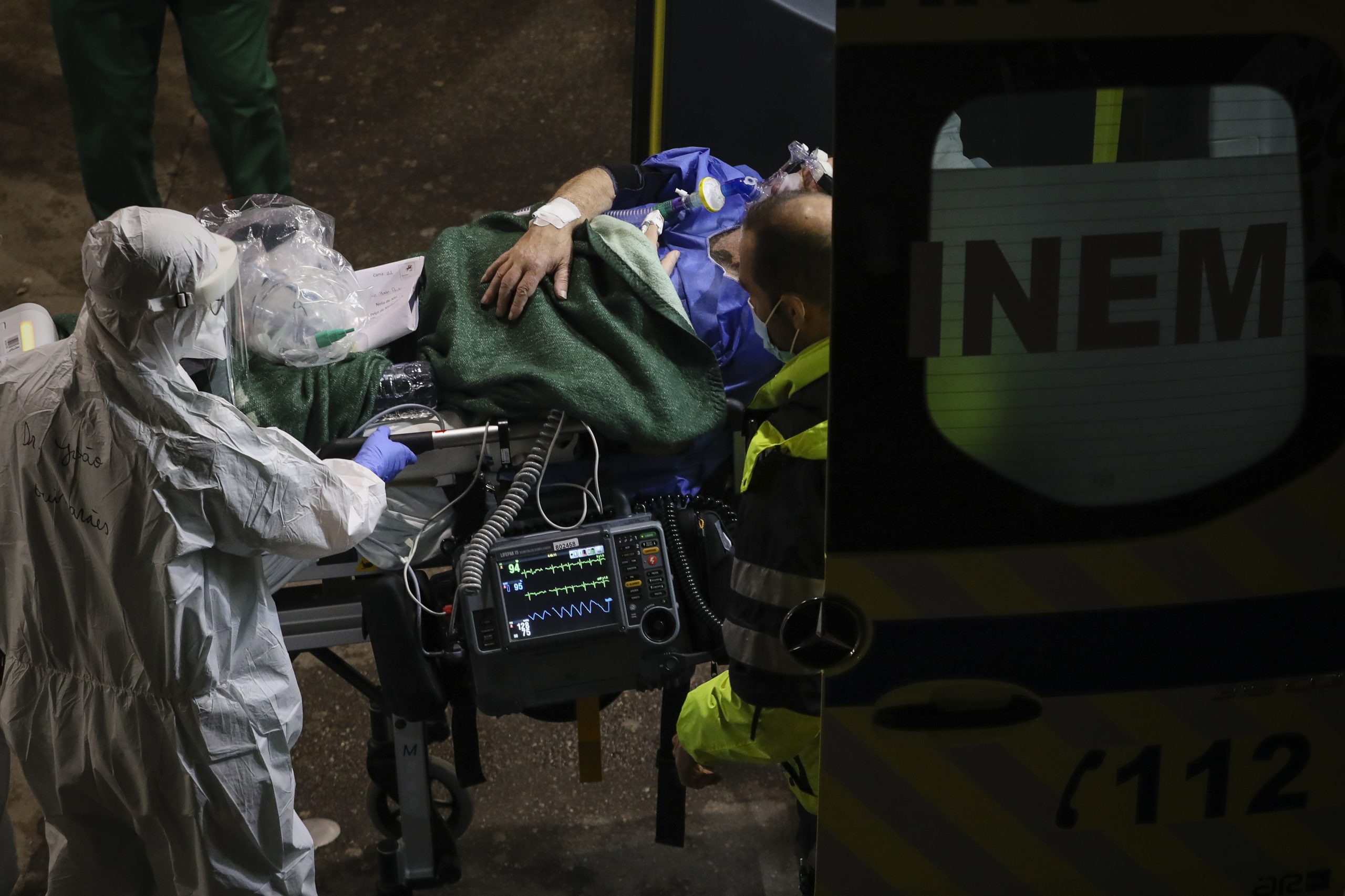Covid-19: Hospital de São João recebe dois doentes de Lisboa para cuidados intensivos