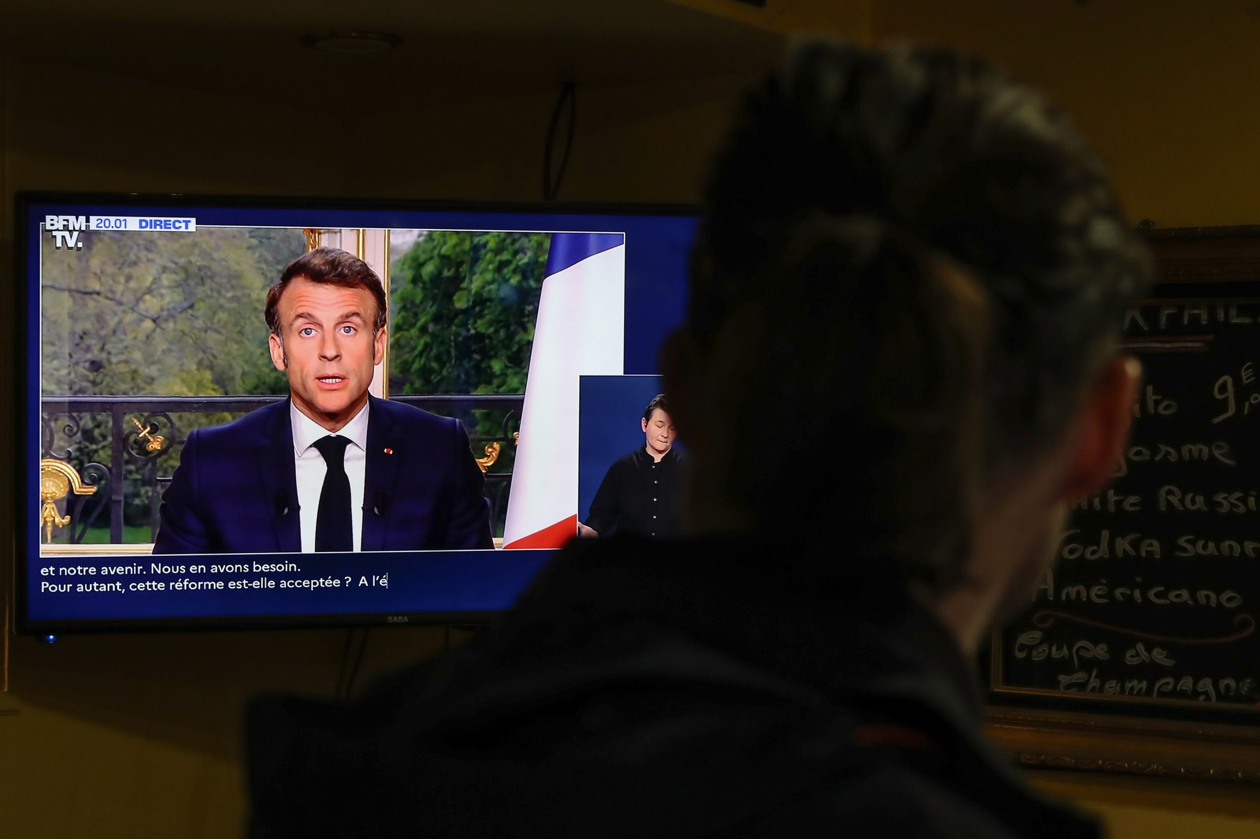 Emmanuel Macron diz ter ouvido franceses e promete melhoria da situação laboral