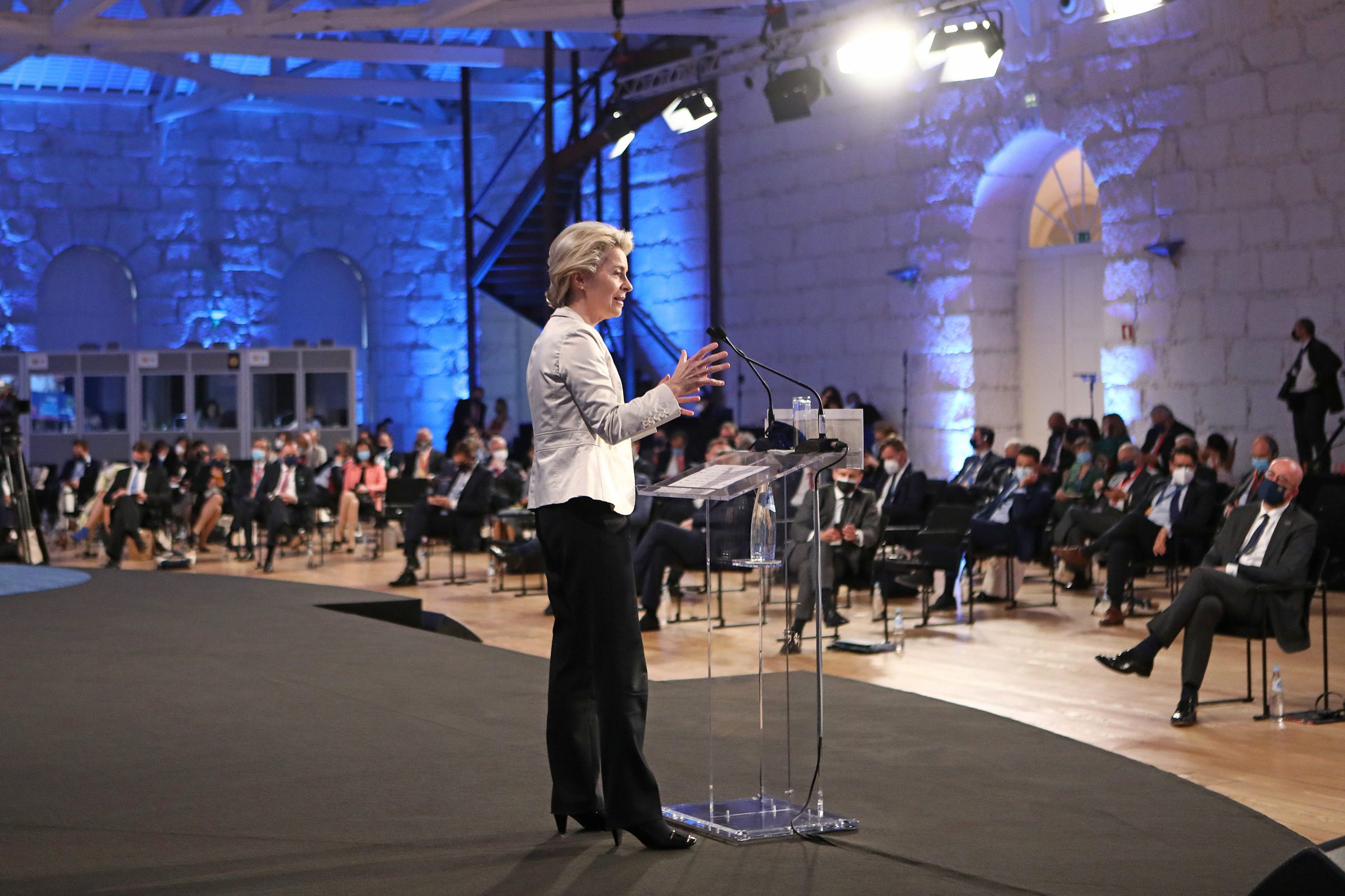 UE admite debater propostas para levantar patentes. Líderes europeus salientam que isto não resolve problema de acesso à vacina