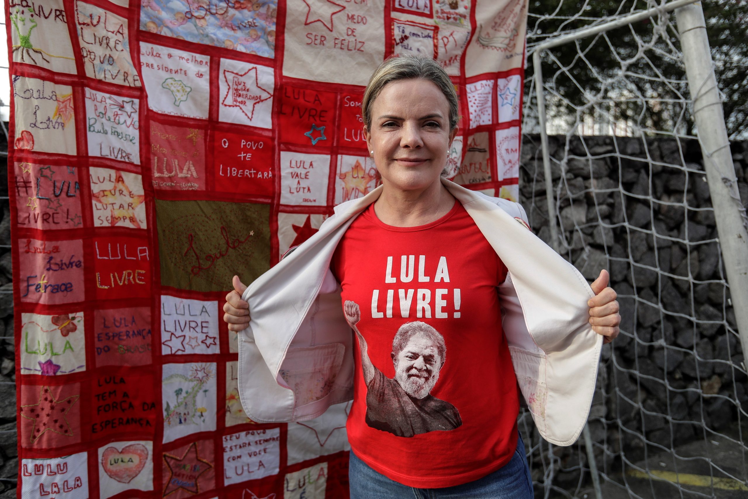 Deputada Gleisi Hoffmann recebe apoio de Lula da Silva e é reeleita presidente do PT