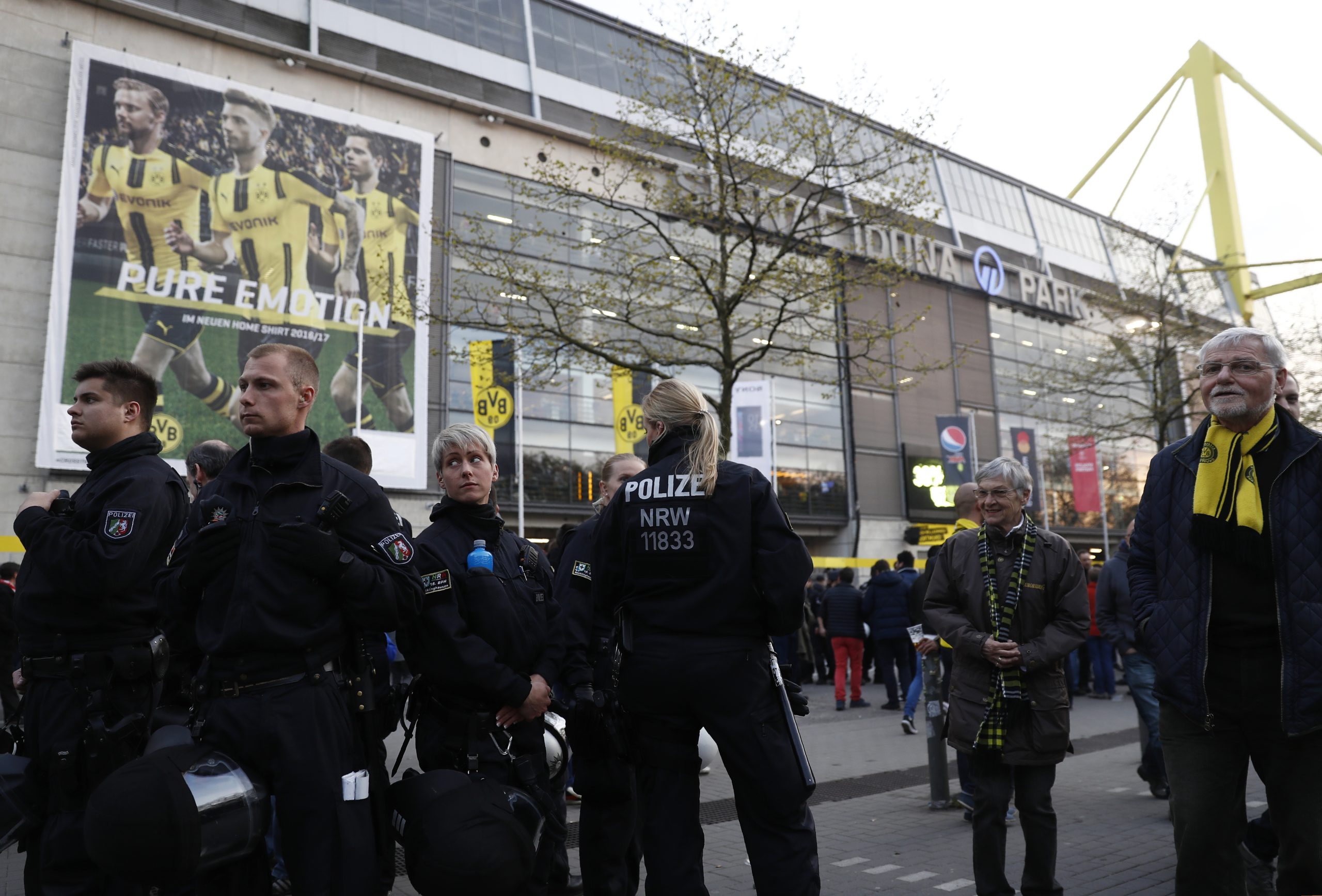 Três explosões atingem o autocarro do Borussia Dortmund. Defesa central Marc Bartra ficou ferido