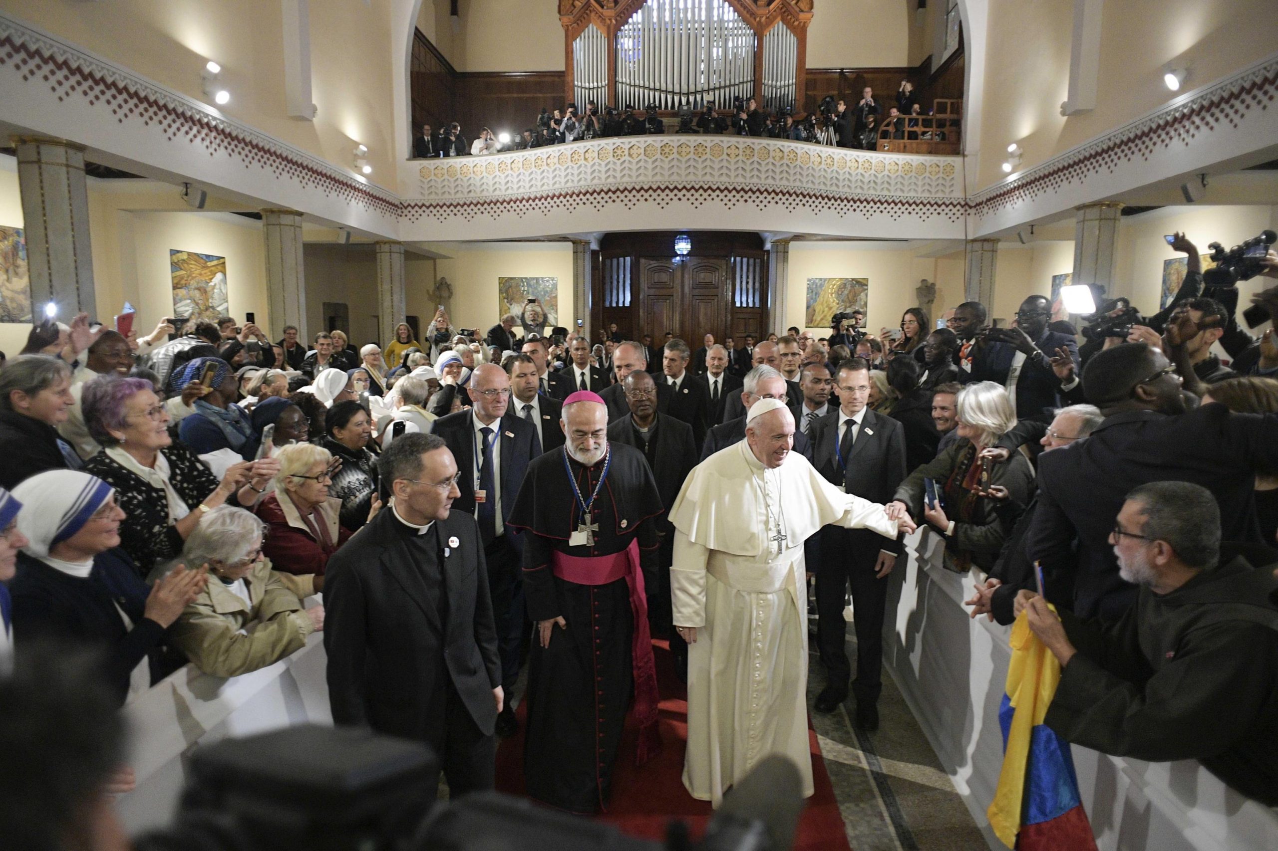 Papa critica proselitismo em visita a Marrocos