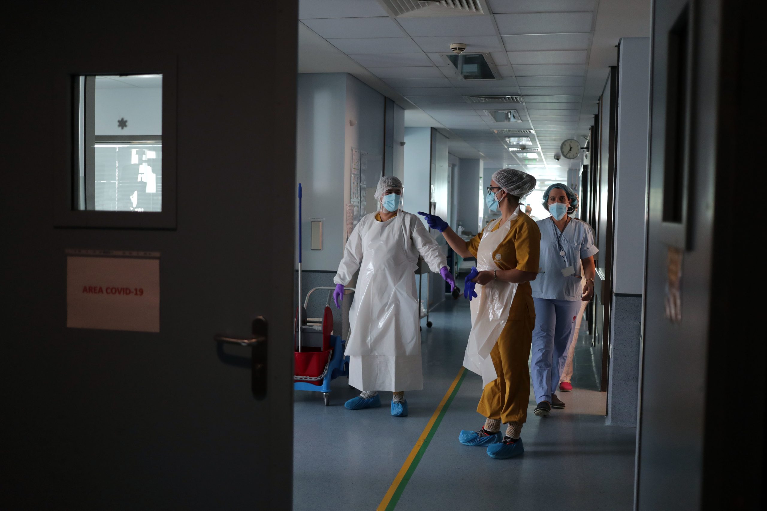 Covid-19: Hospital de São João prevê vacinar mais de dois mil funcionários já neste domingo