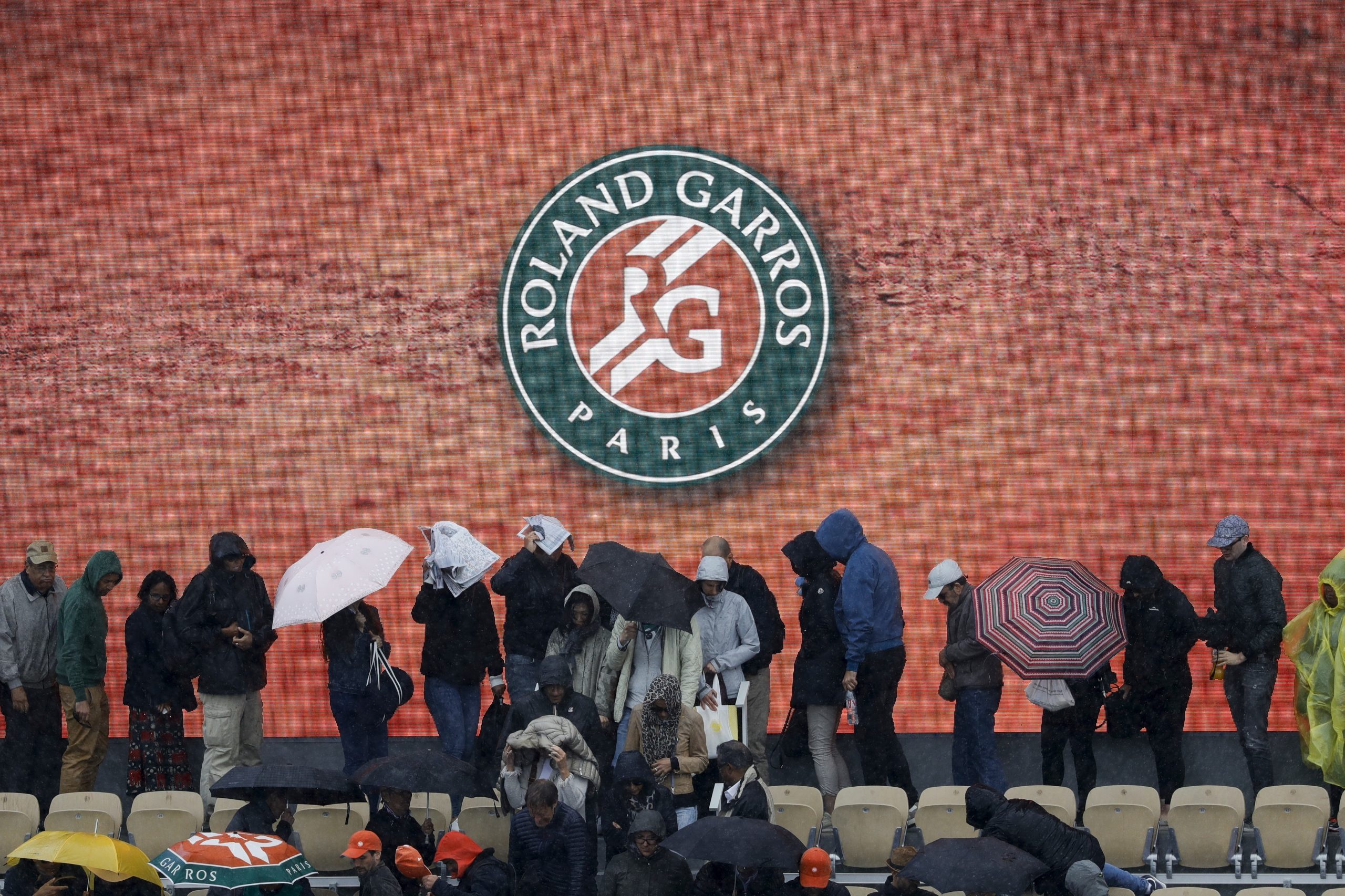 Roland Garros: Meia-final entre Djokovic e Thiem novamente interrompida devido à chuva
