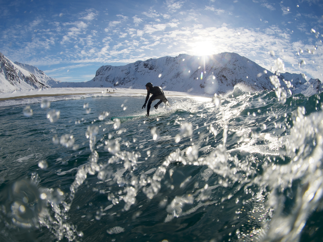 Há quem goste de surfar nas ondas geladas da Noruega
