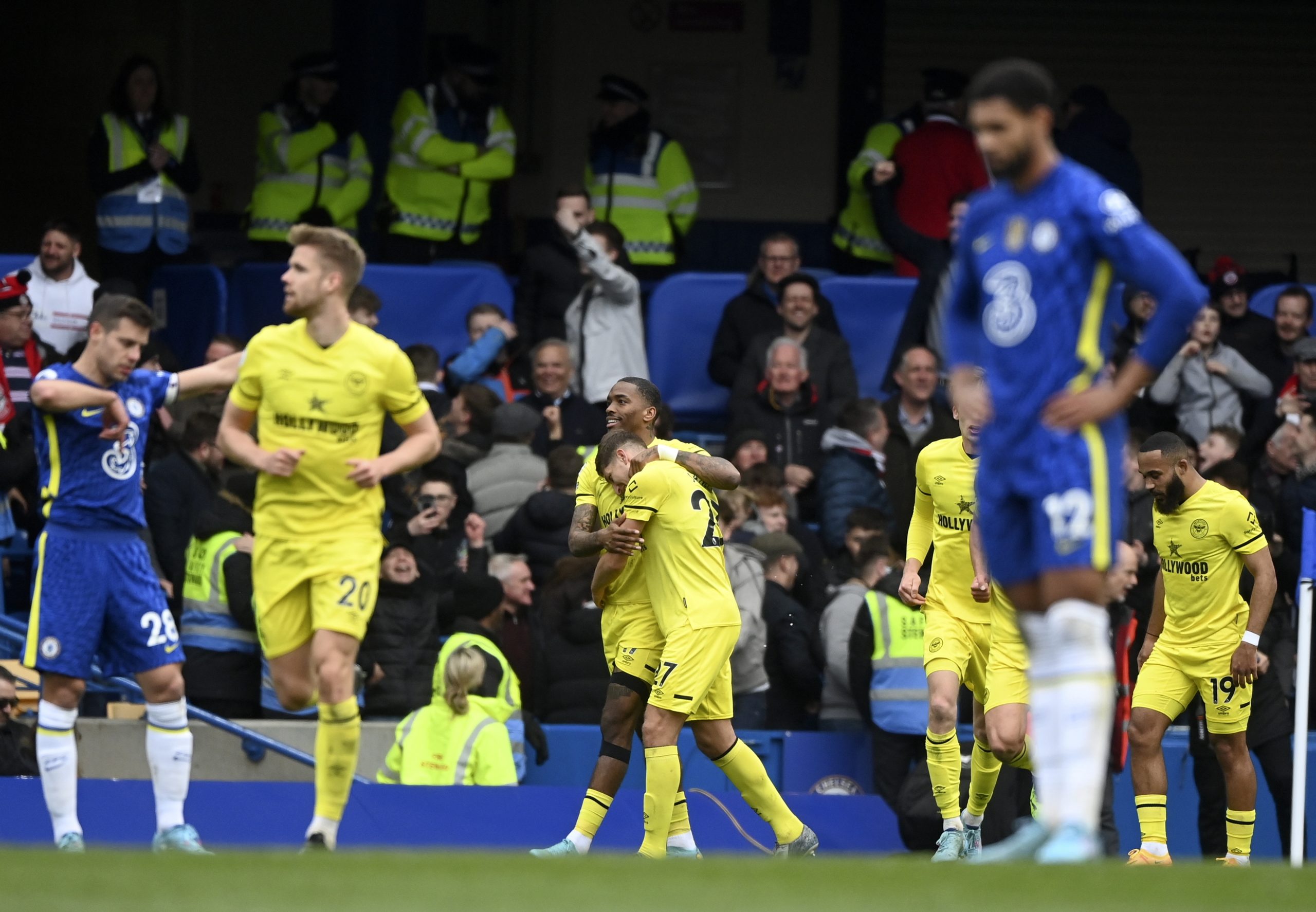 Manchester City continua líder em Inglaterra, Chelsea sofre goleada histórica