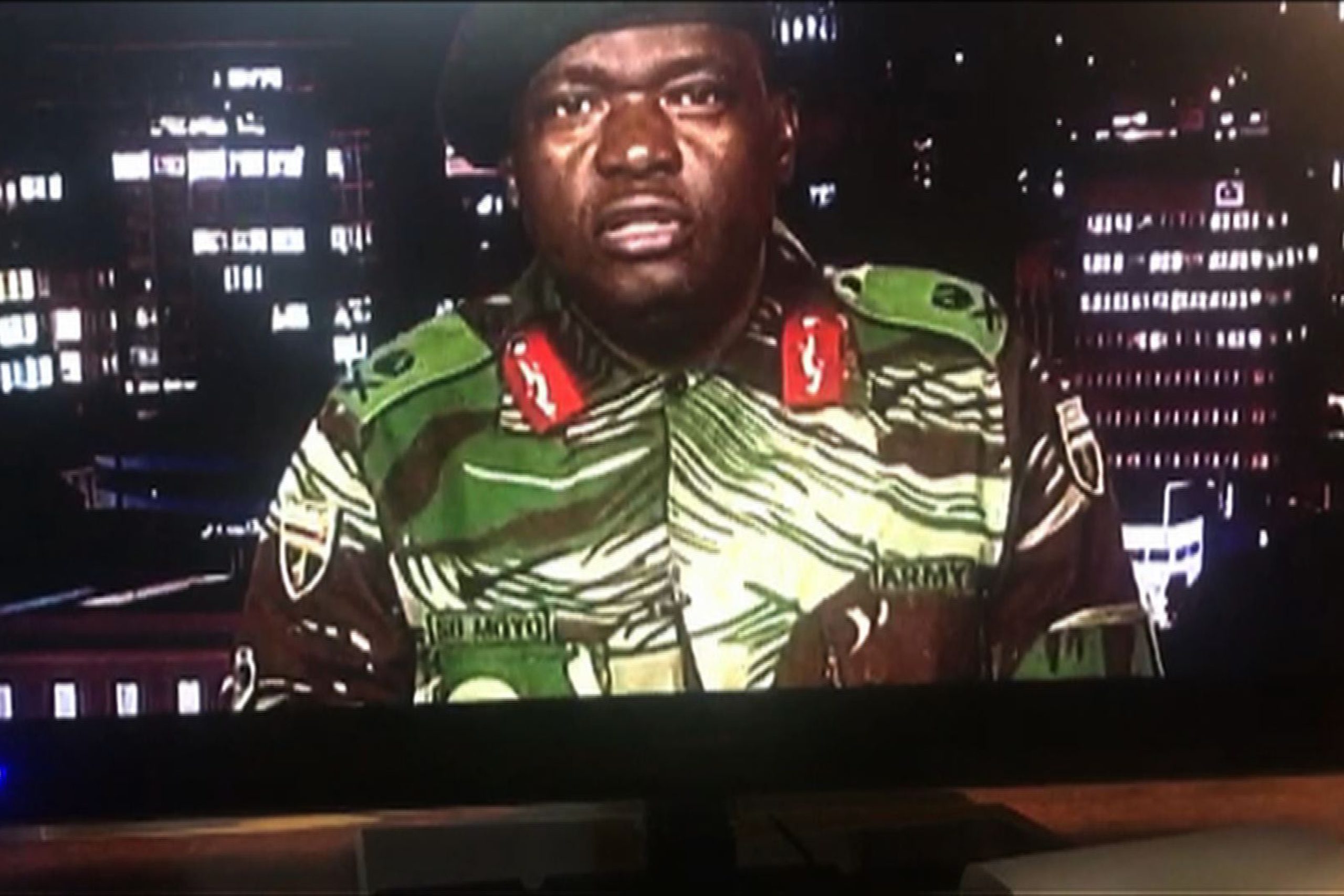 Exército do Zimbabué nega golpe de Estado. Robert Mugabe foi detido e está “em segurança”