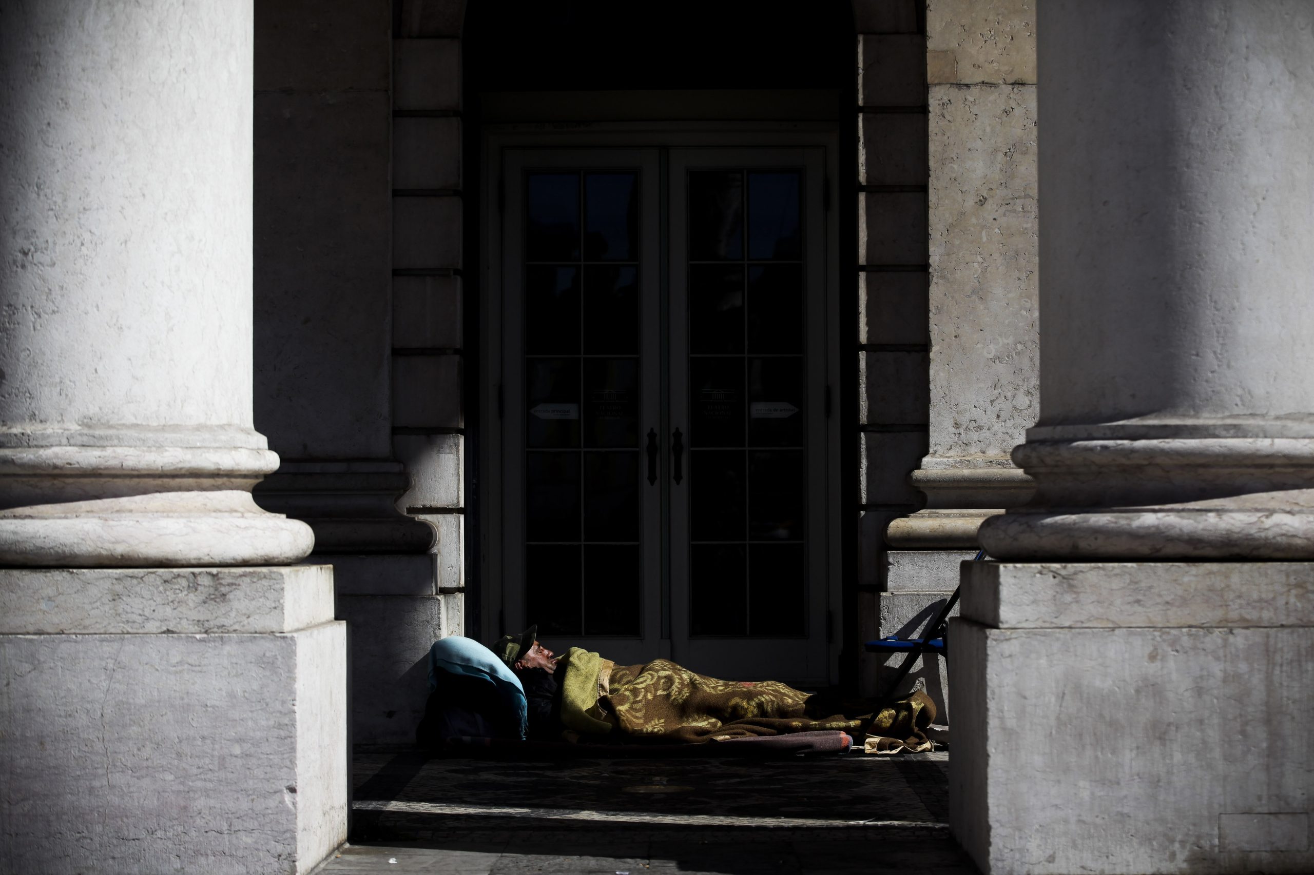 “0,1% do PIB poderia tirar todos os sem-abrigo da rua”, mas não seria suficiente