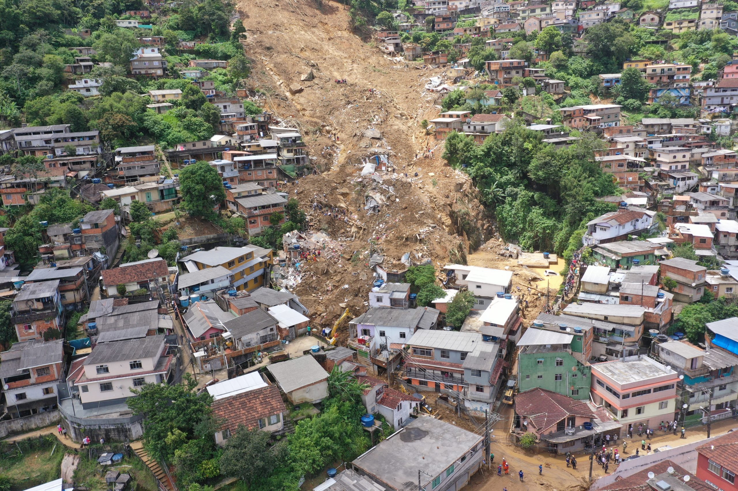 Autoridades brasileiras sobem para 152 número de vítimas mortais em Petrópolis