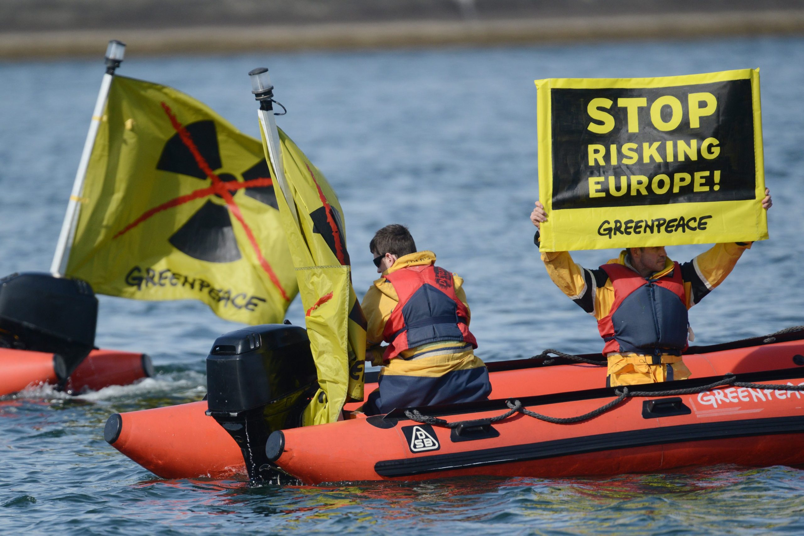 Membros da Greenpeace entram em central nuclear francesa
