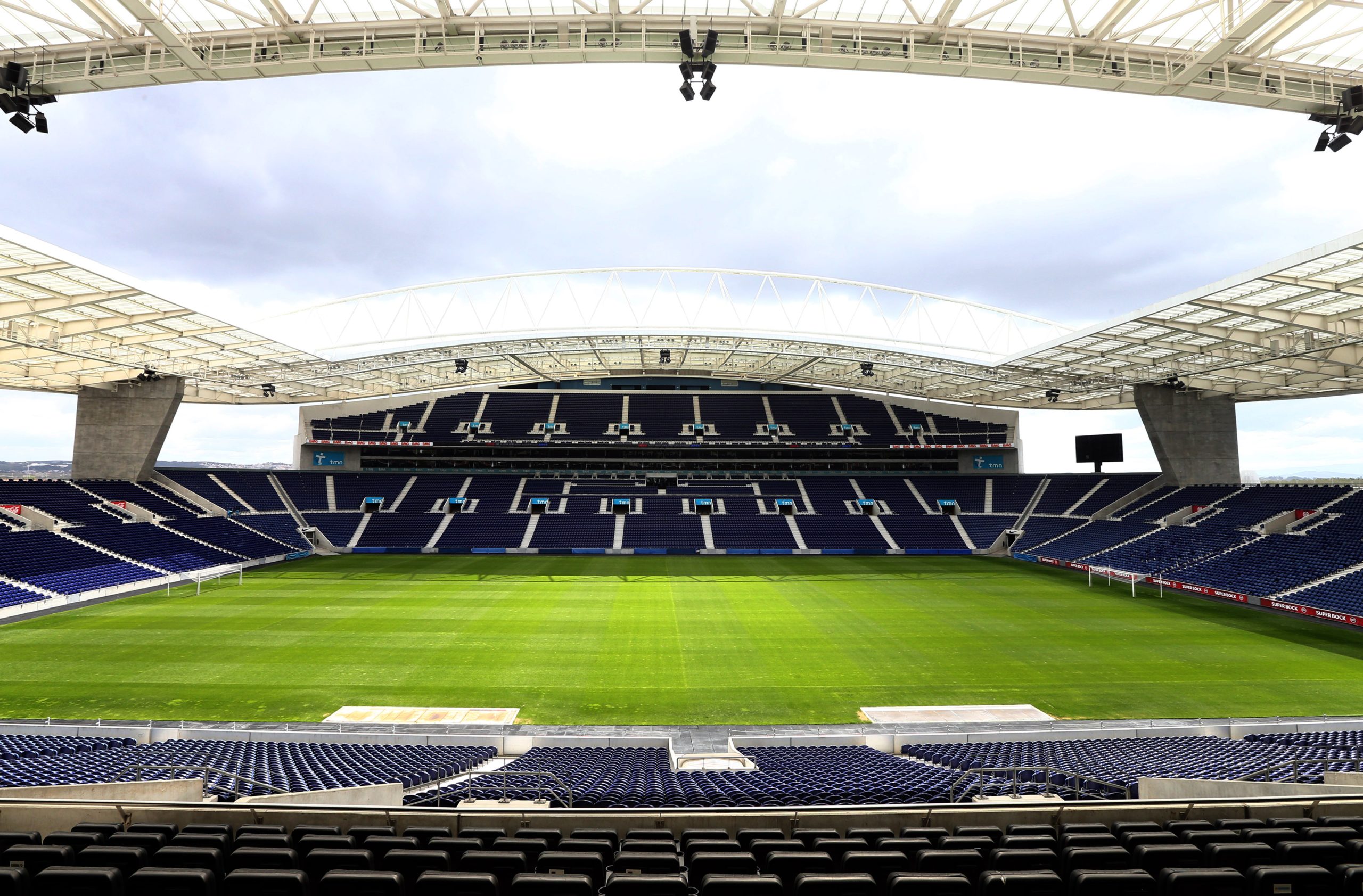 Foi só um treino, mas a última vez já tinha sido há mais de dois meses. FC Porto volta a pisar relvado do Dragão