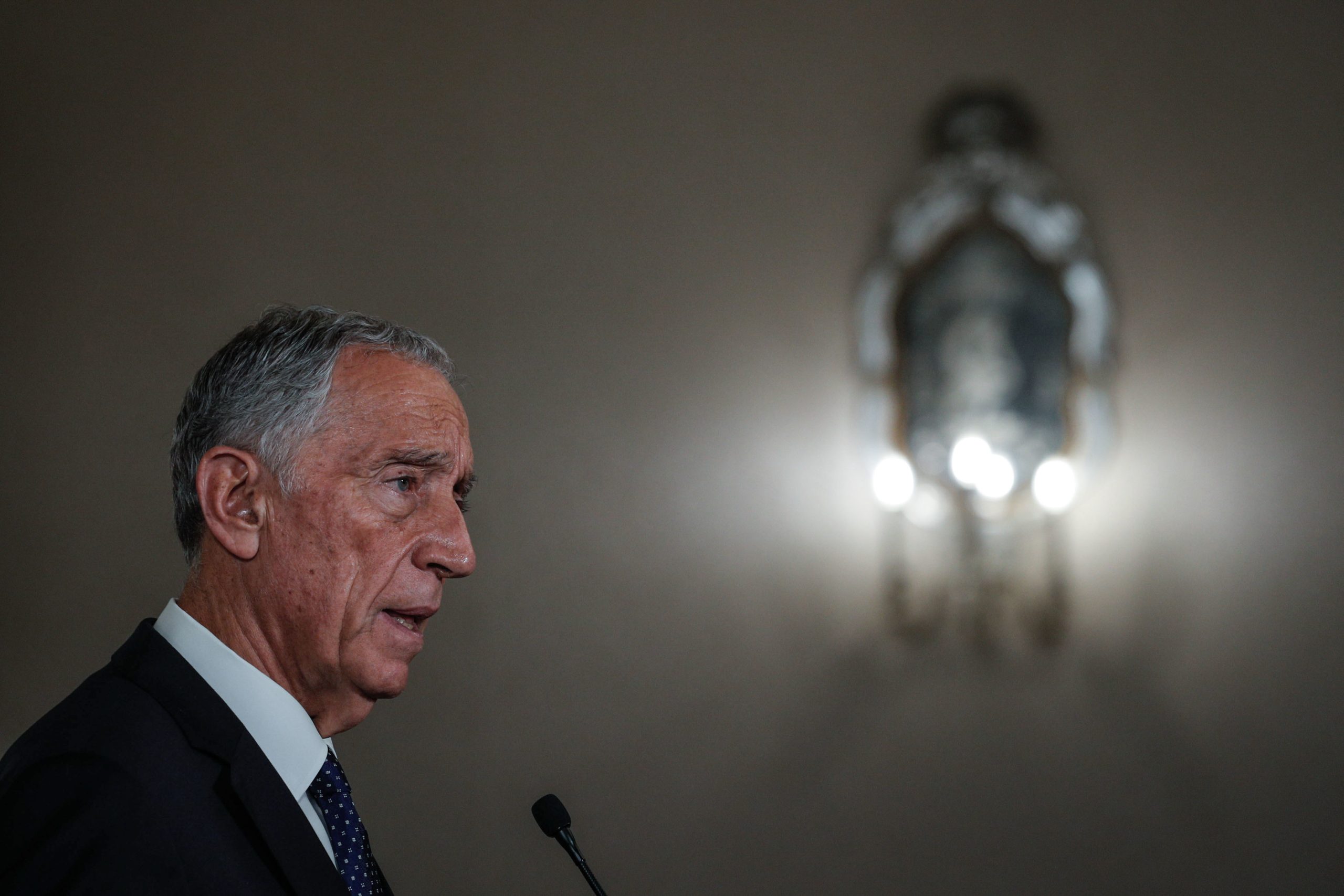 Marcelo propõe ao parlamento prolongar estado de emergência, mas decreto prevê “abertura gradual, faseada” de serviços e empresas