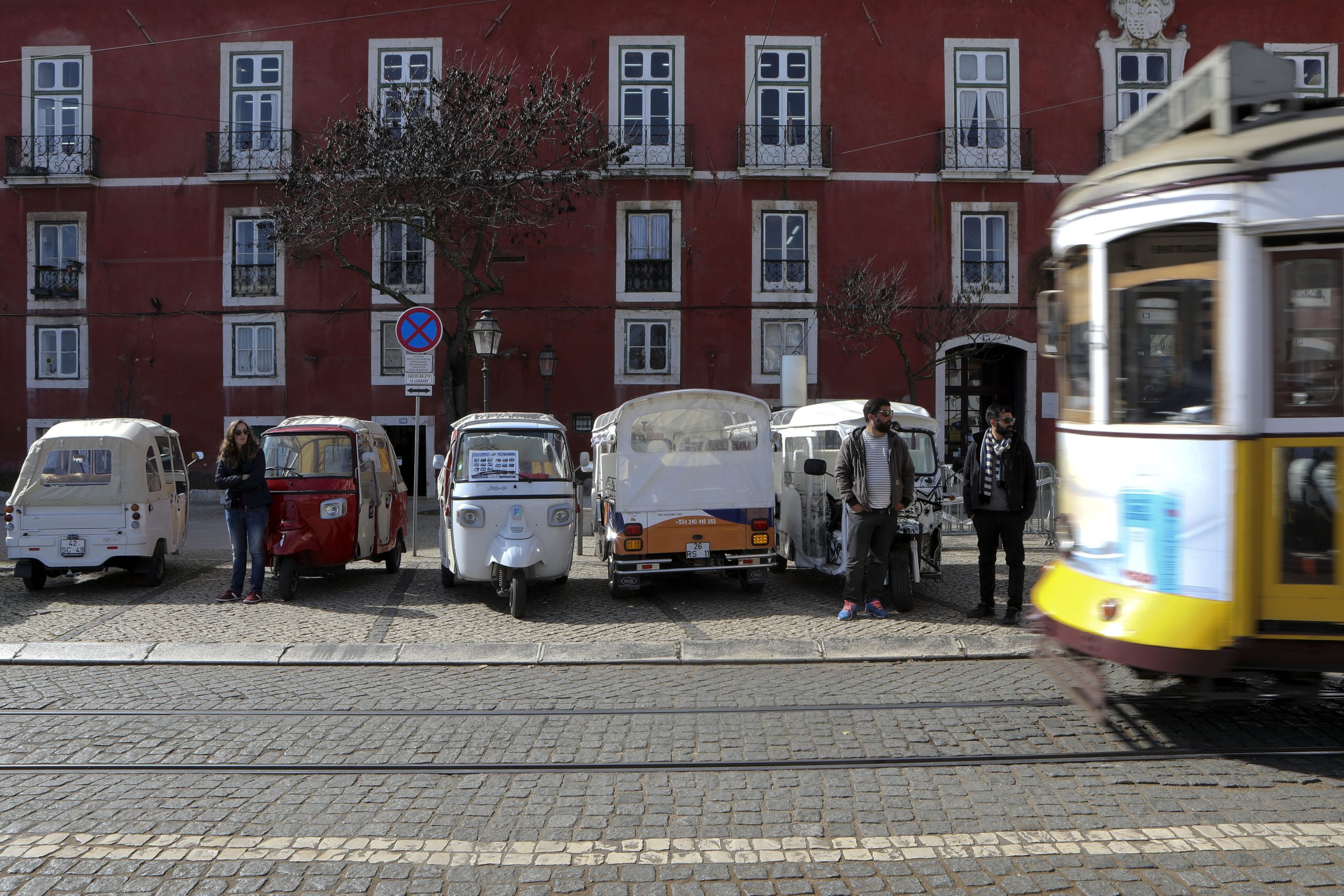 Lisboa: ‘Tuk-tuk’ obrigatoriamente elétricos só no próximo mandato, diz Câmara Municipal