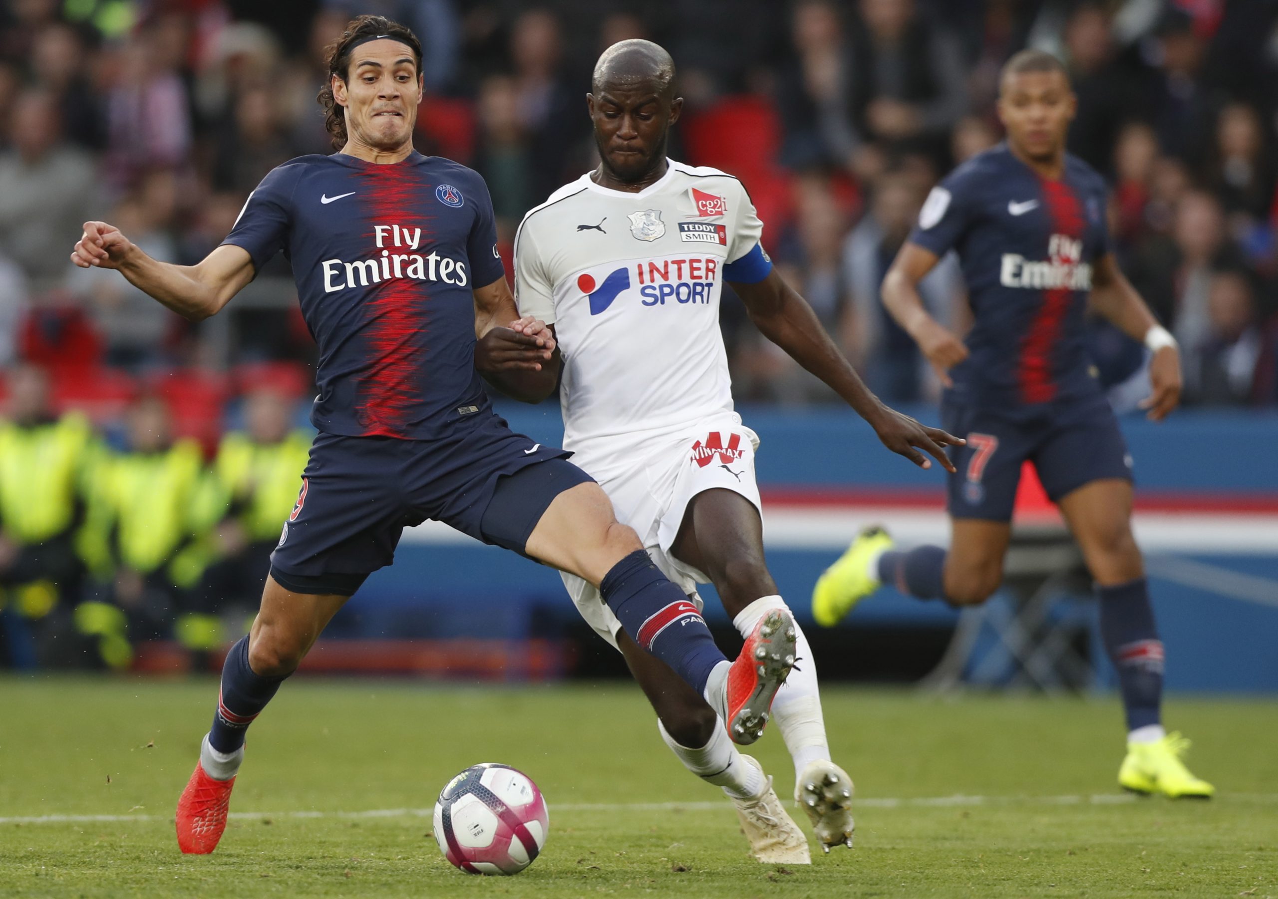 Paris Saint-Germain goleia Amiens e segue invicto na liderança