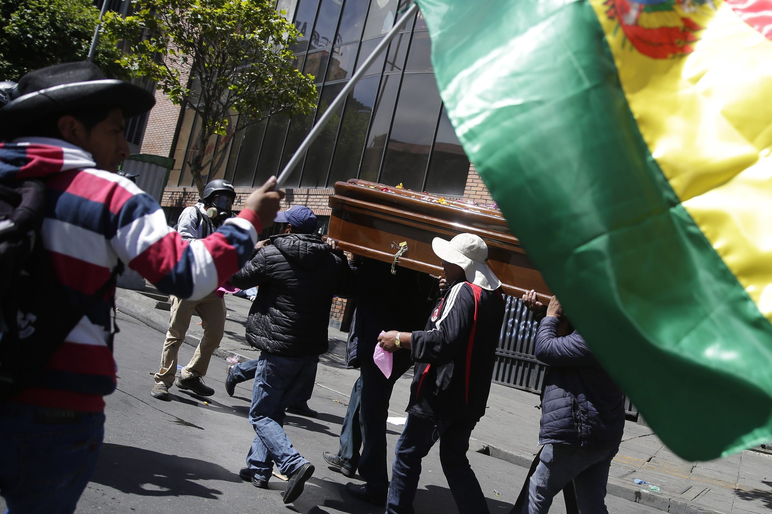 Polícia boliviana dispersa com gás lacrimogéneo marcha com caixões de vítimas mortais