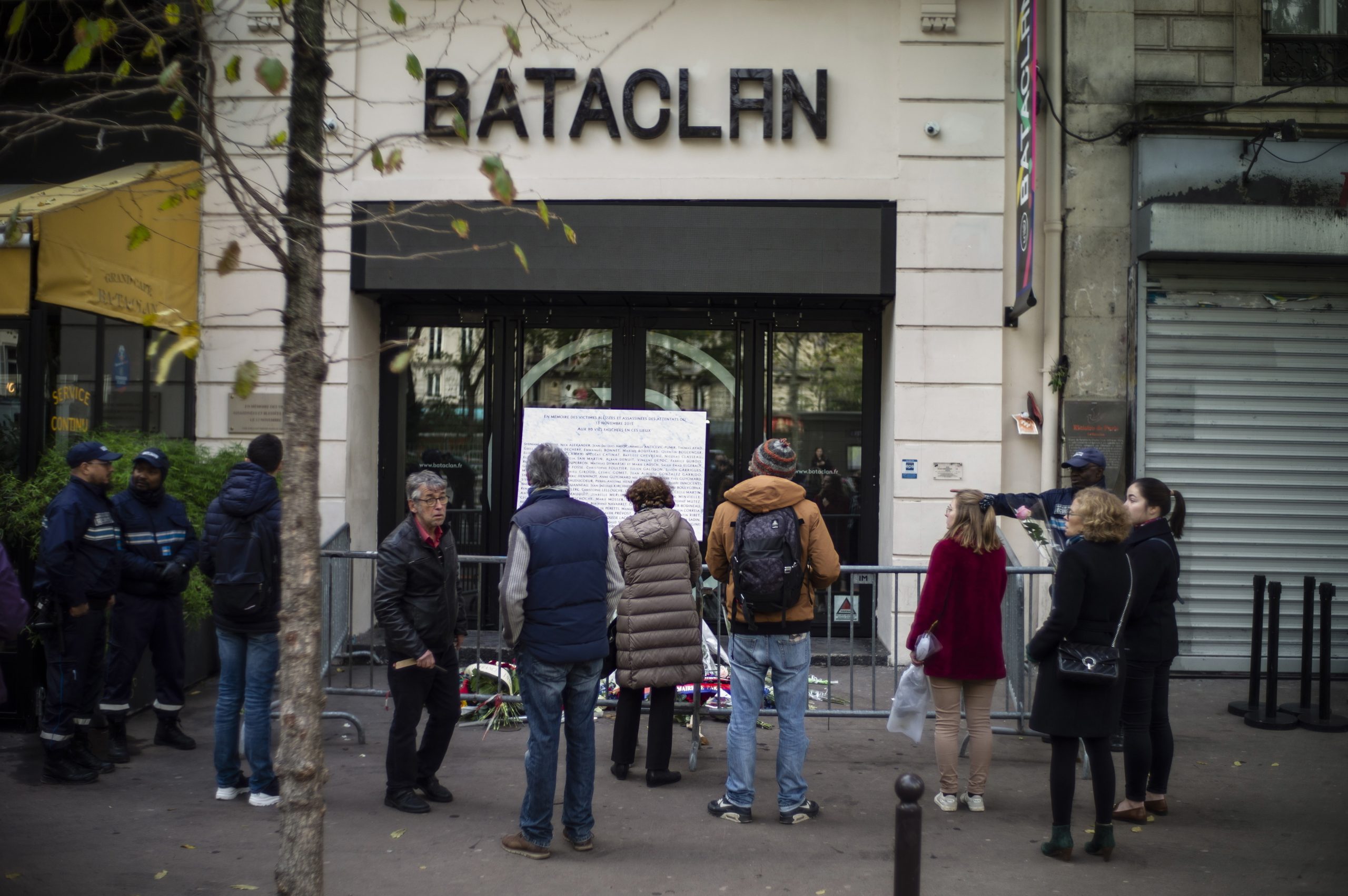 Série sobre ataque ao Bataclan filmada no local do atentado. Realizador defende escolha