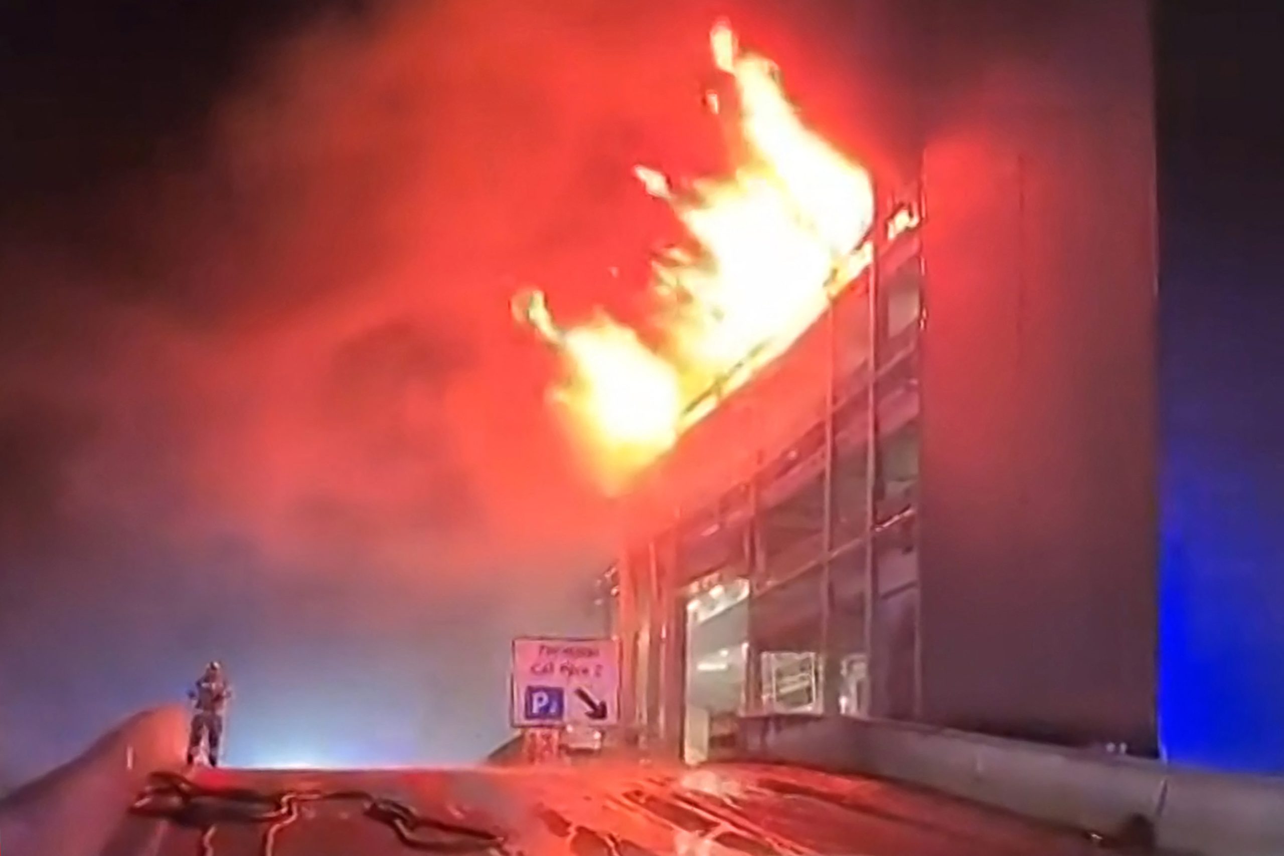 Incêndio obriga aeroporto em Londres a suspender todos os voos