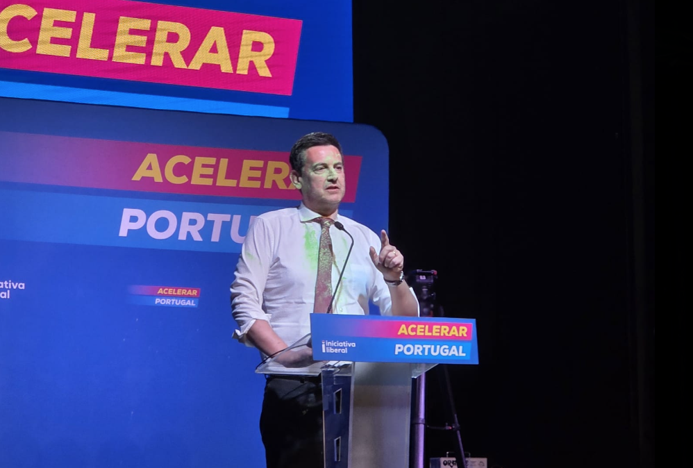 Rui Rocha atingido com tinta verde durante comício em Lisboa. IL vai apresentar queixa