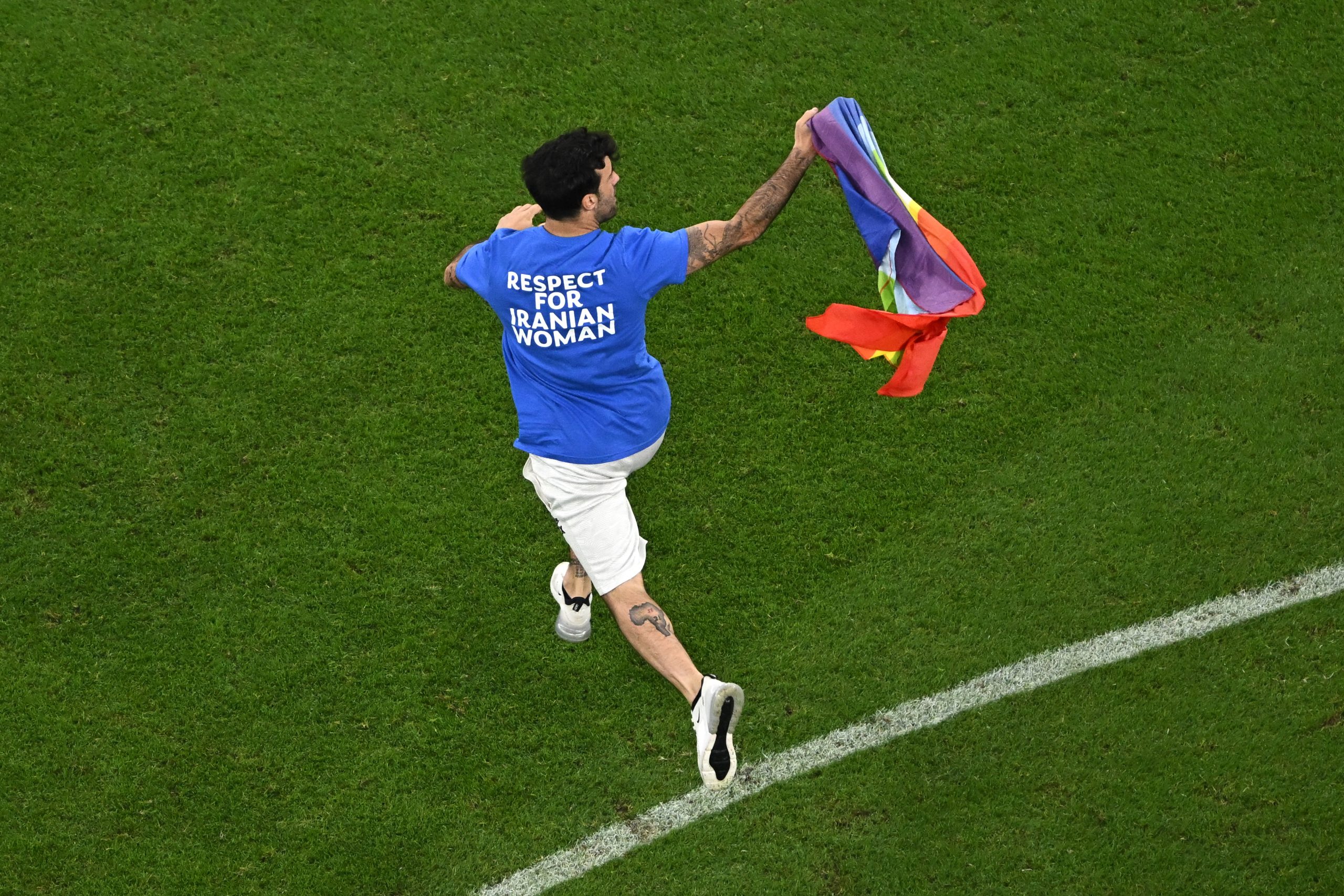Adepto invade o campo com bandeira do orgulho LGBTQIA+ durante o Portugal x Uruguai