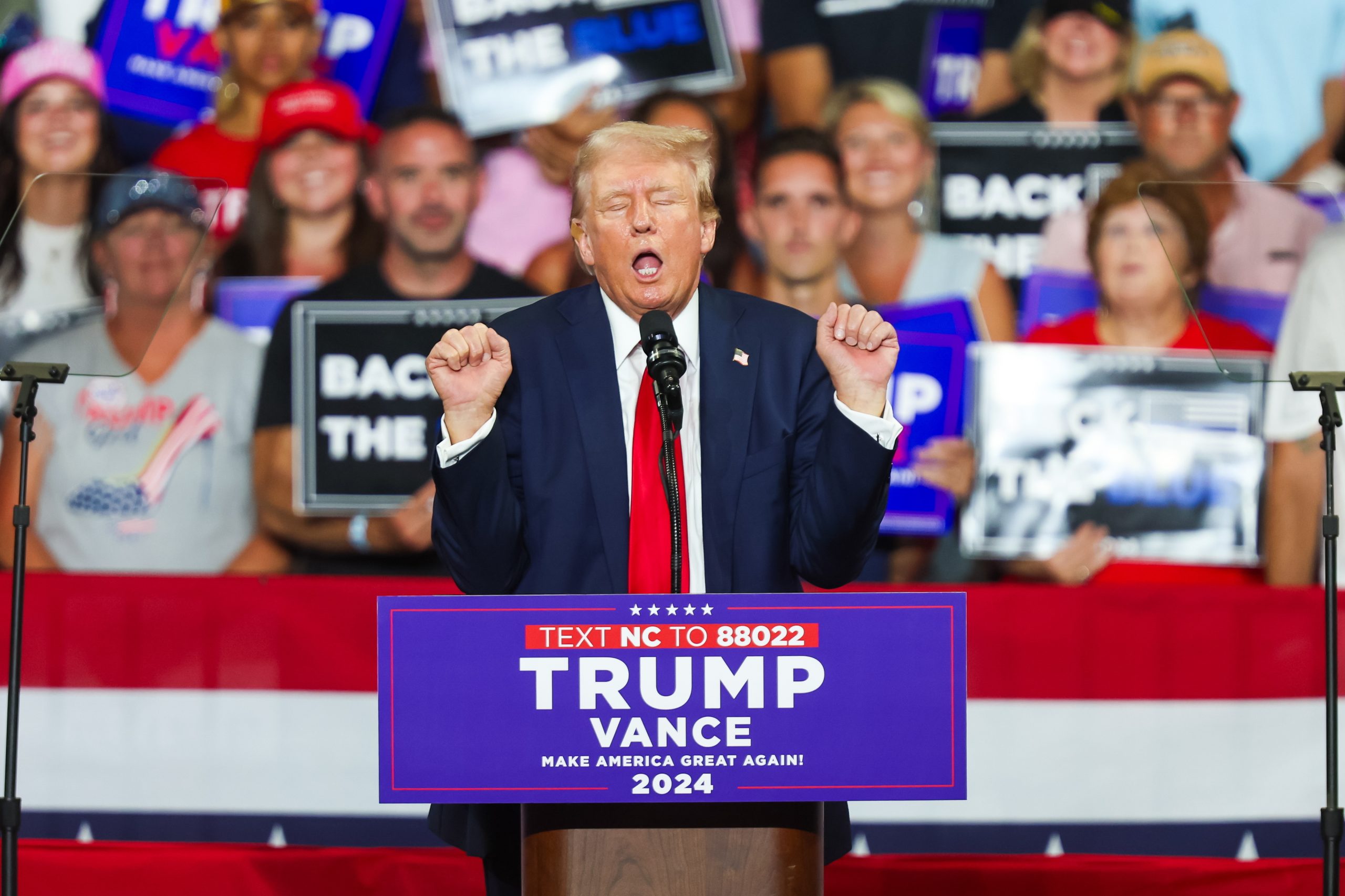 Dizer que Trump é “estranho”. A nova estratégia democrata para ganhar as eleições nos EUA