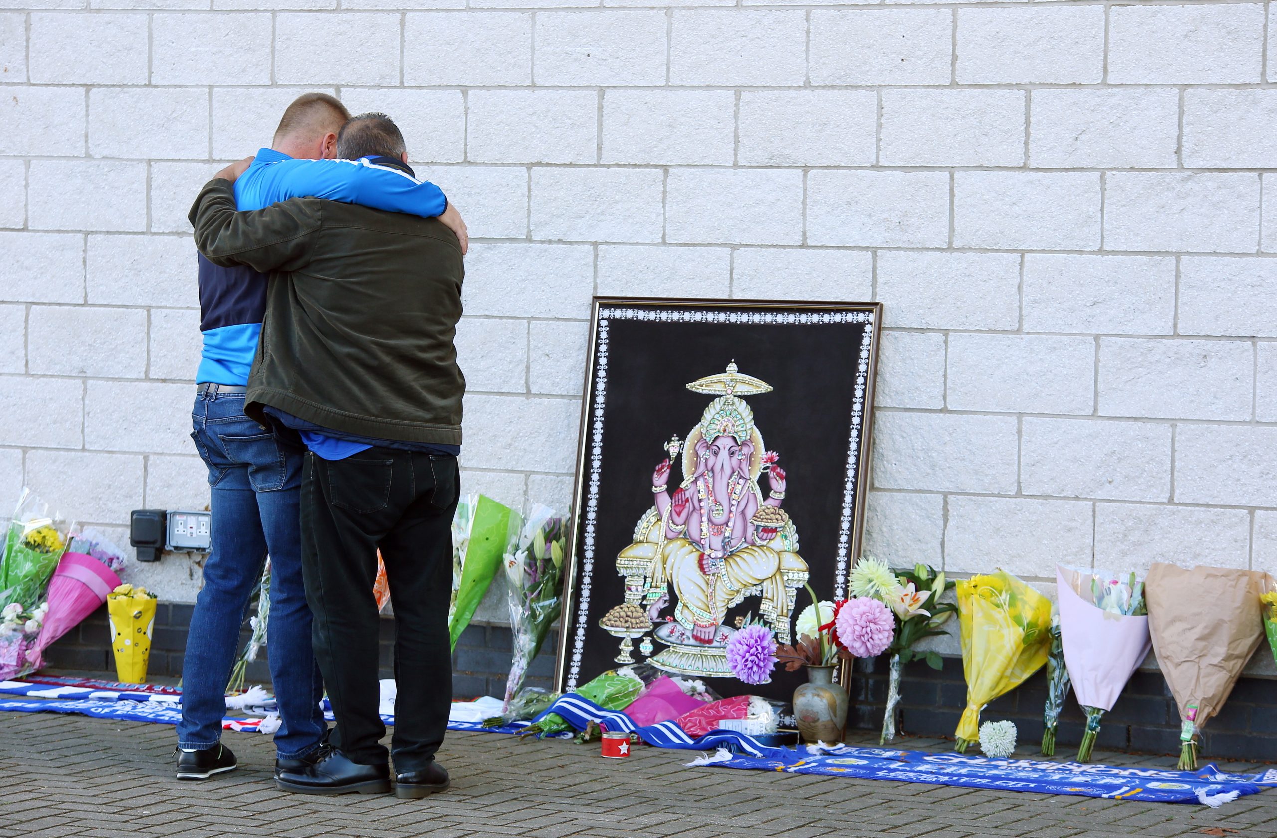 Comoção dos adeptos em Leicester perante ausência de informações