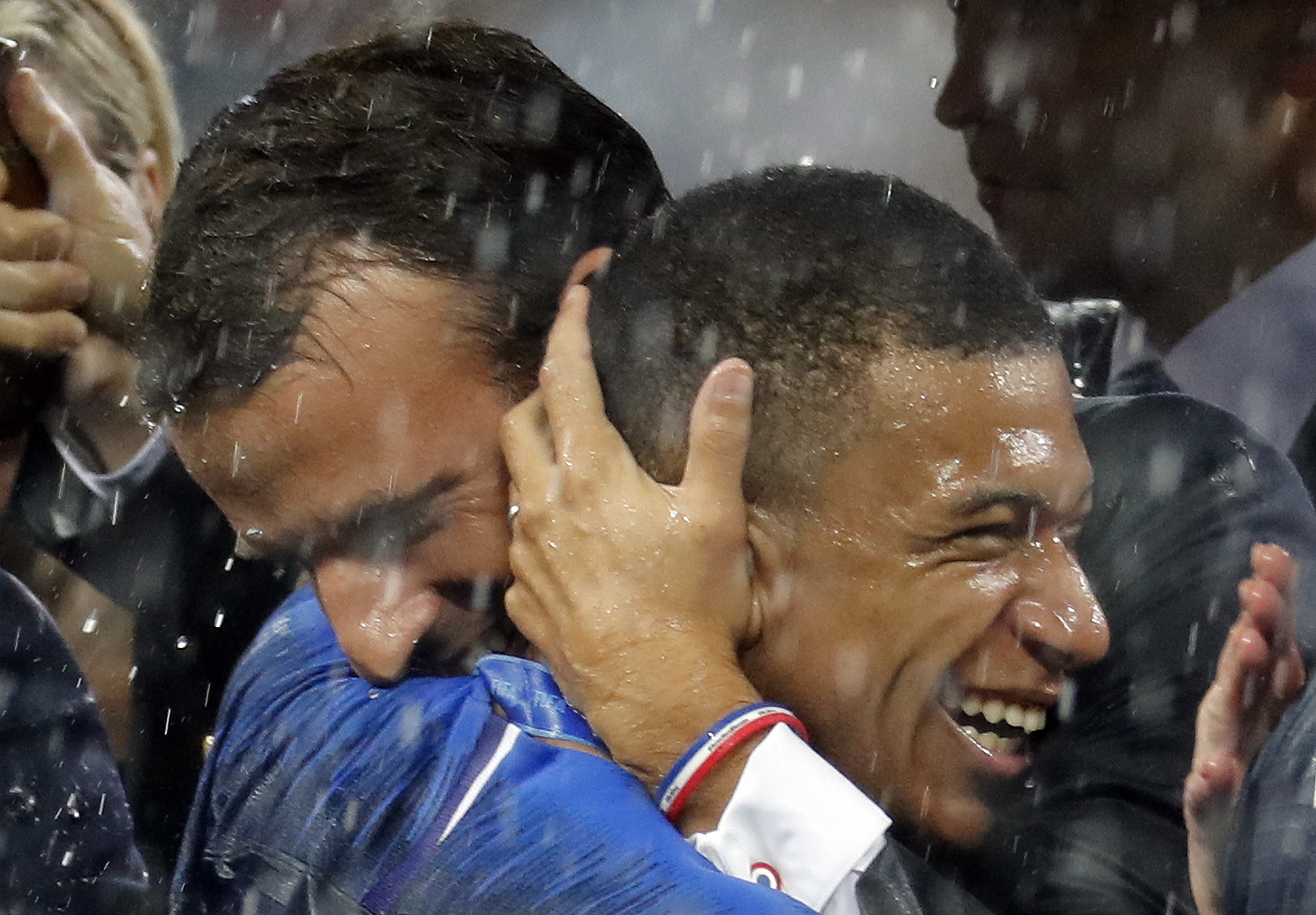 ‘Viva a França e a República’, os ‘bleus’ celebram com Macron
