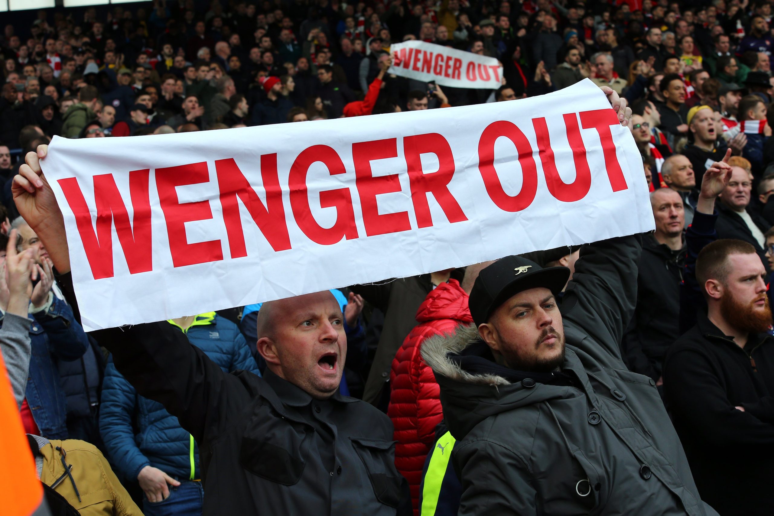 “Contrato não, Wenger rua”. Treinador do Arsenal cada vez mais contestado pelos adeptos
