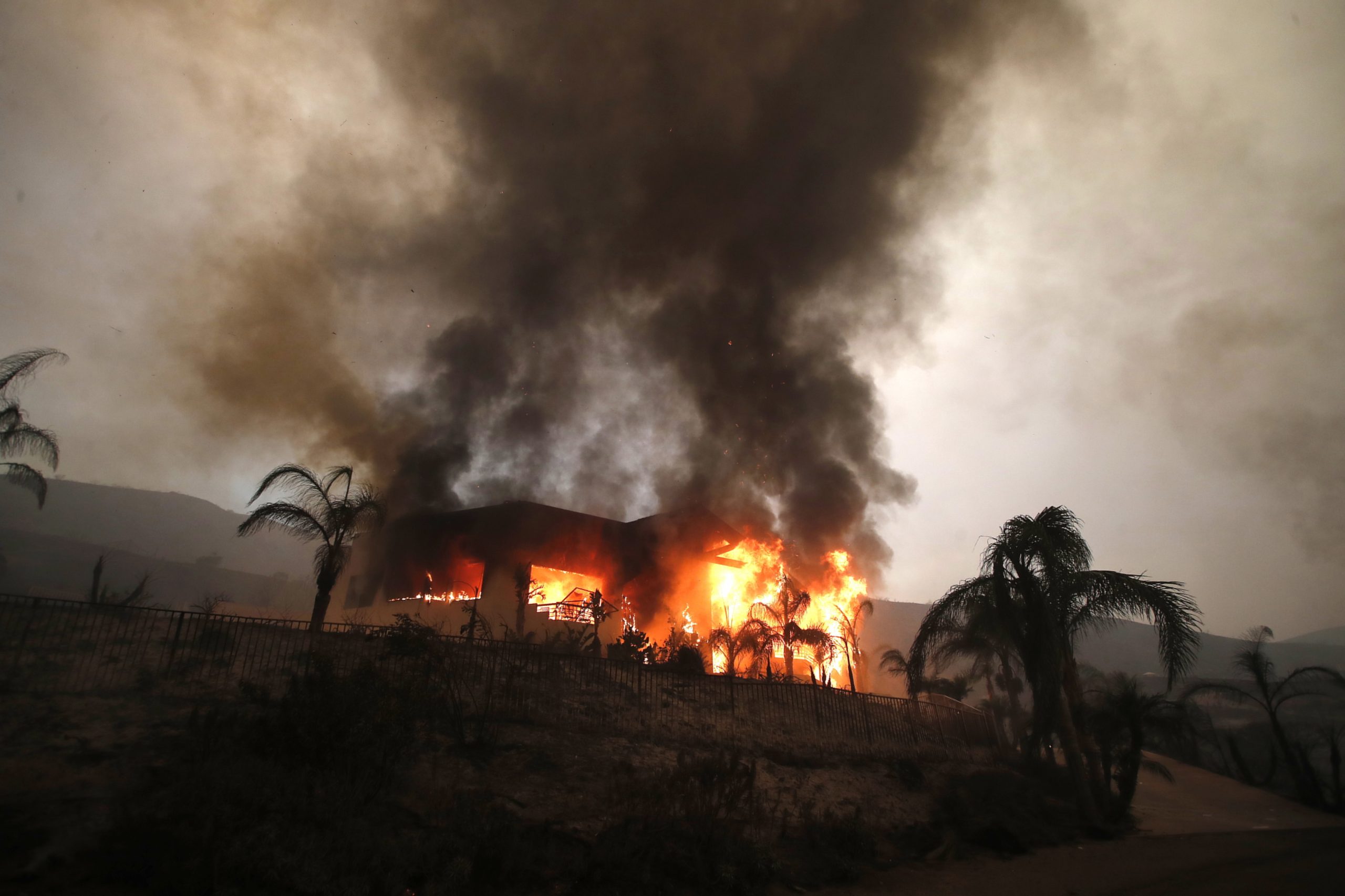 Pelo menos nove mortos em fogo na Califórnia