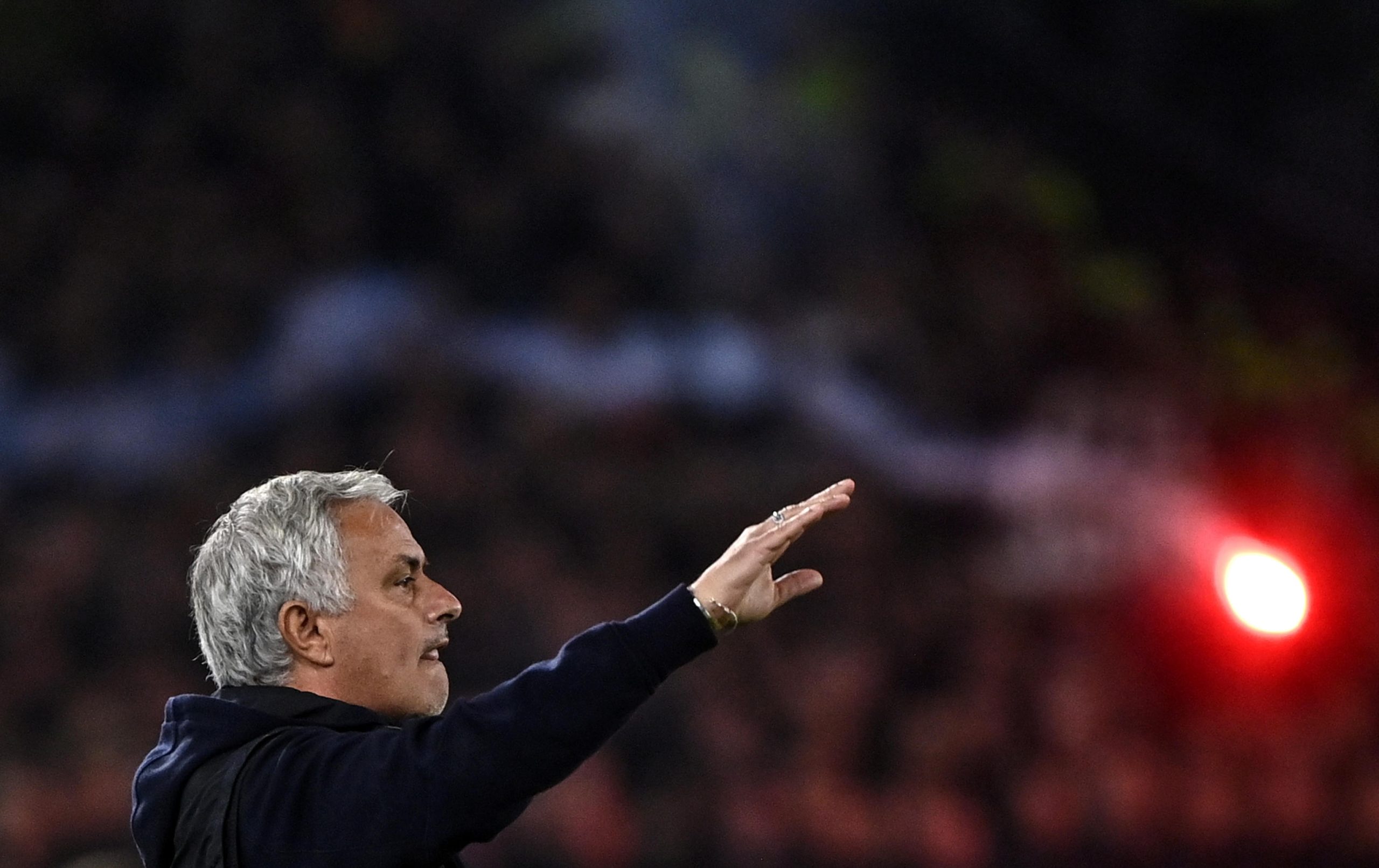 Roma, de José Mourinho, opera reviravolta nos descontos e vence Lecce