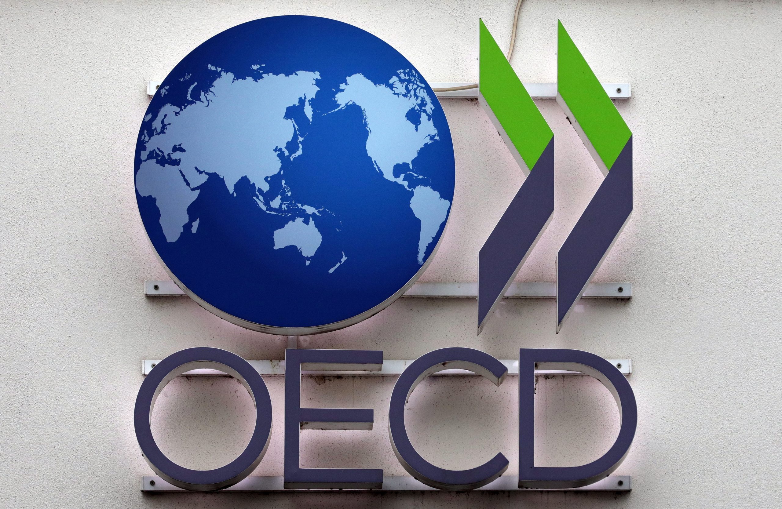 Recuperação económica mundial perdeu ímpeto e está mais desequilibrada