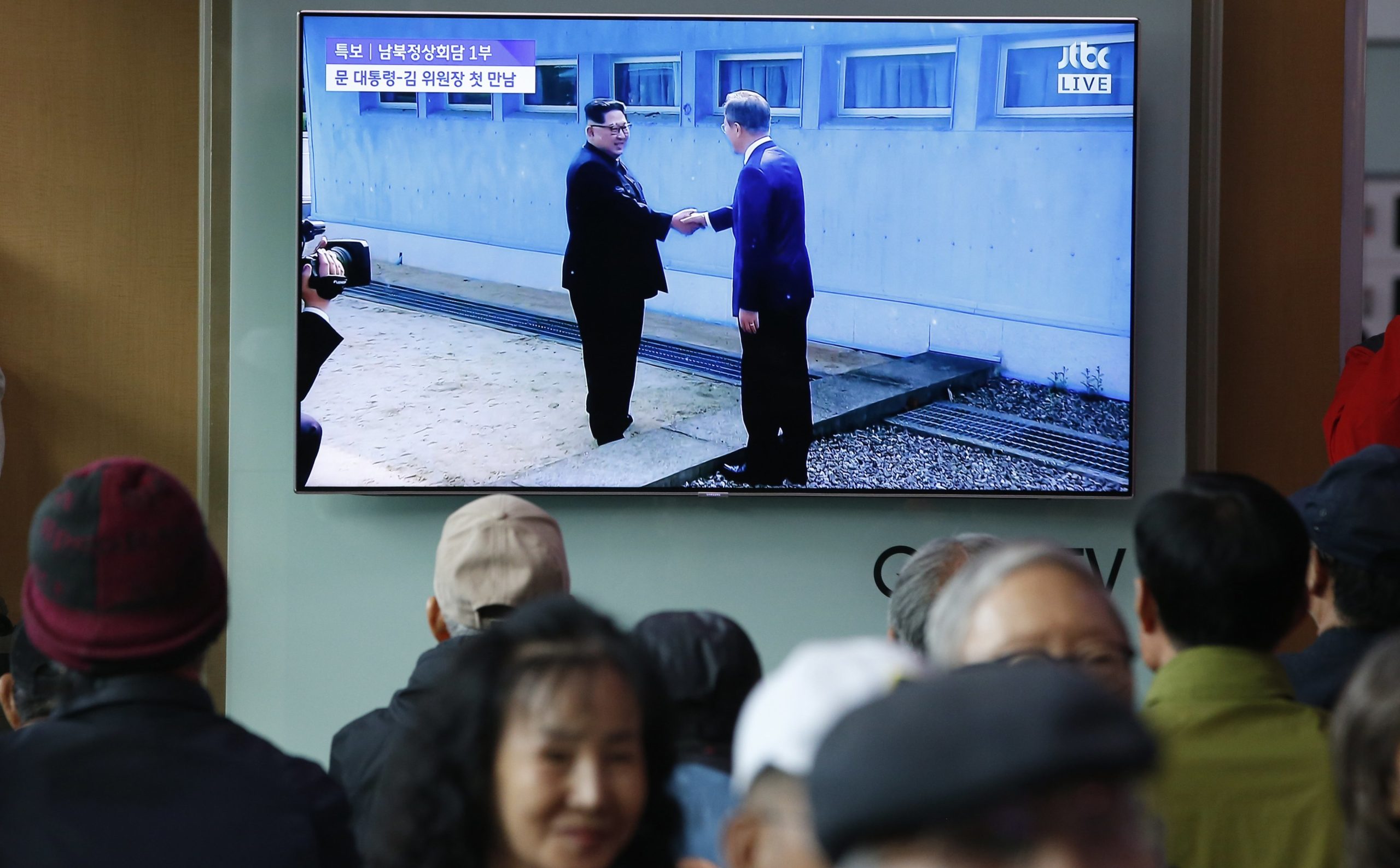 Coreia: Norte e Sul em encontro histórico. Um aperto de mão, uma discussão de “coração aberto” e um convite