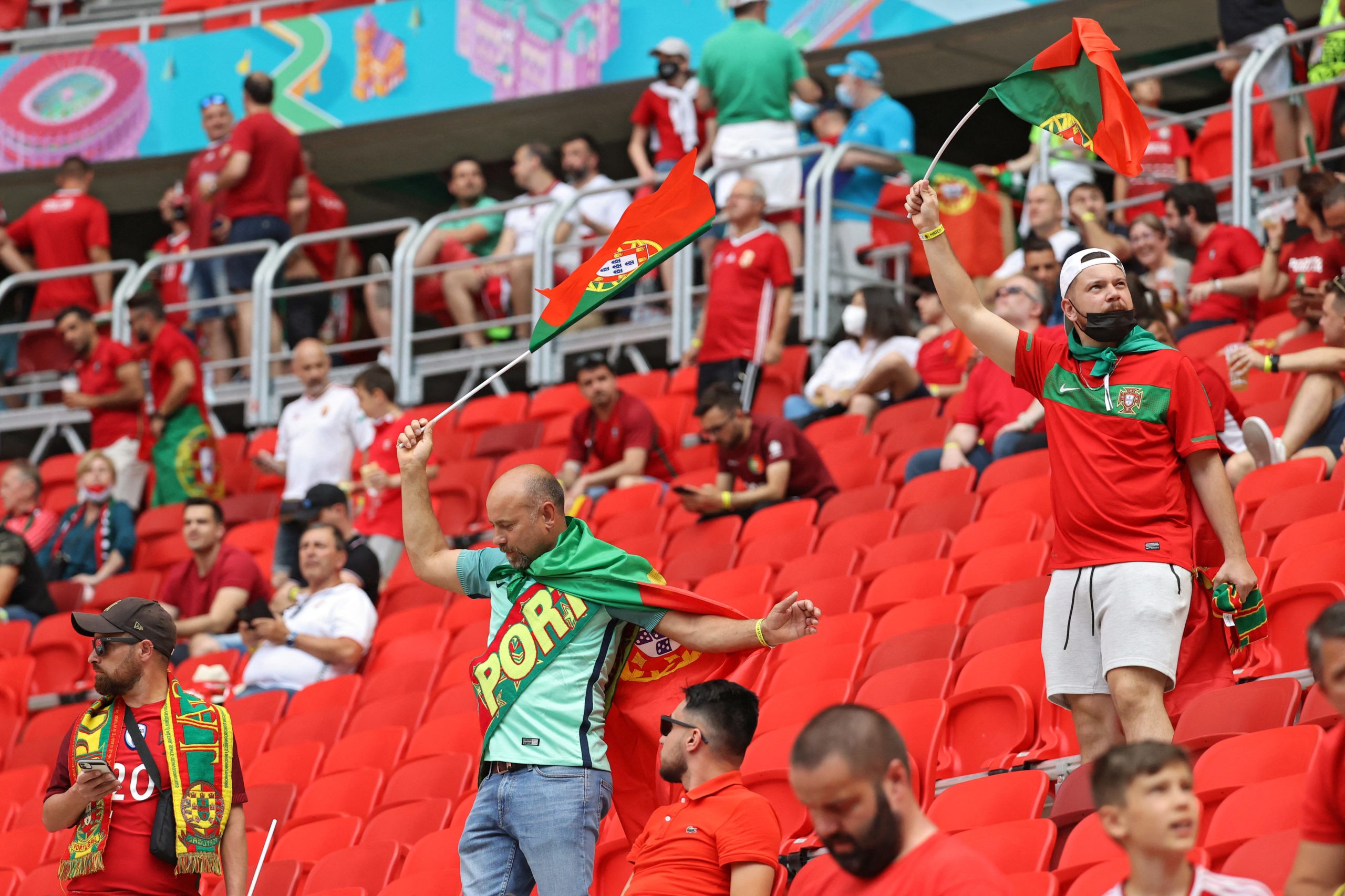 Com apenas cinco mil bilhetes para portugueses e belgas, o estádio Olímpico de Sevilha esgotou em poucas horas para os oitavos