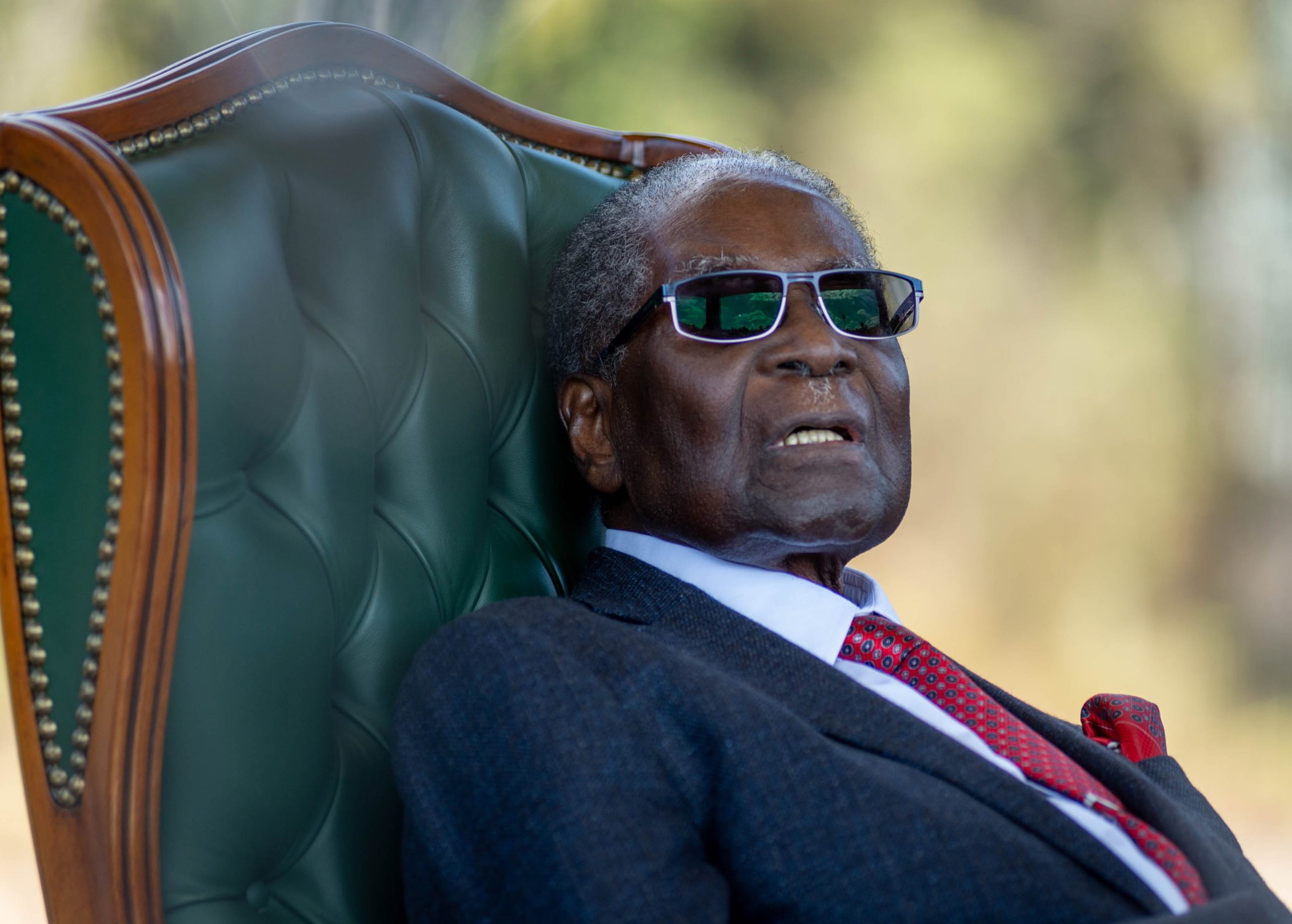 Mugabe saiu há um ano, mas o Zimbabué continua em crise